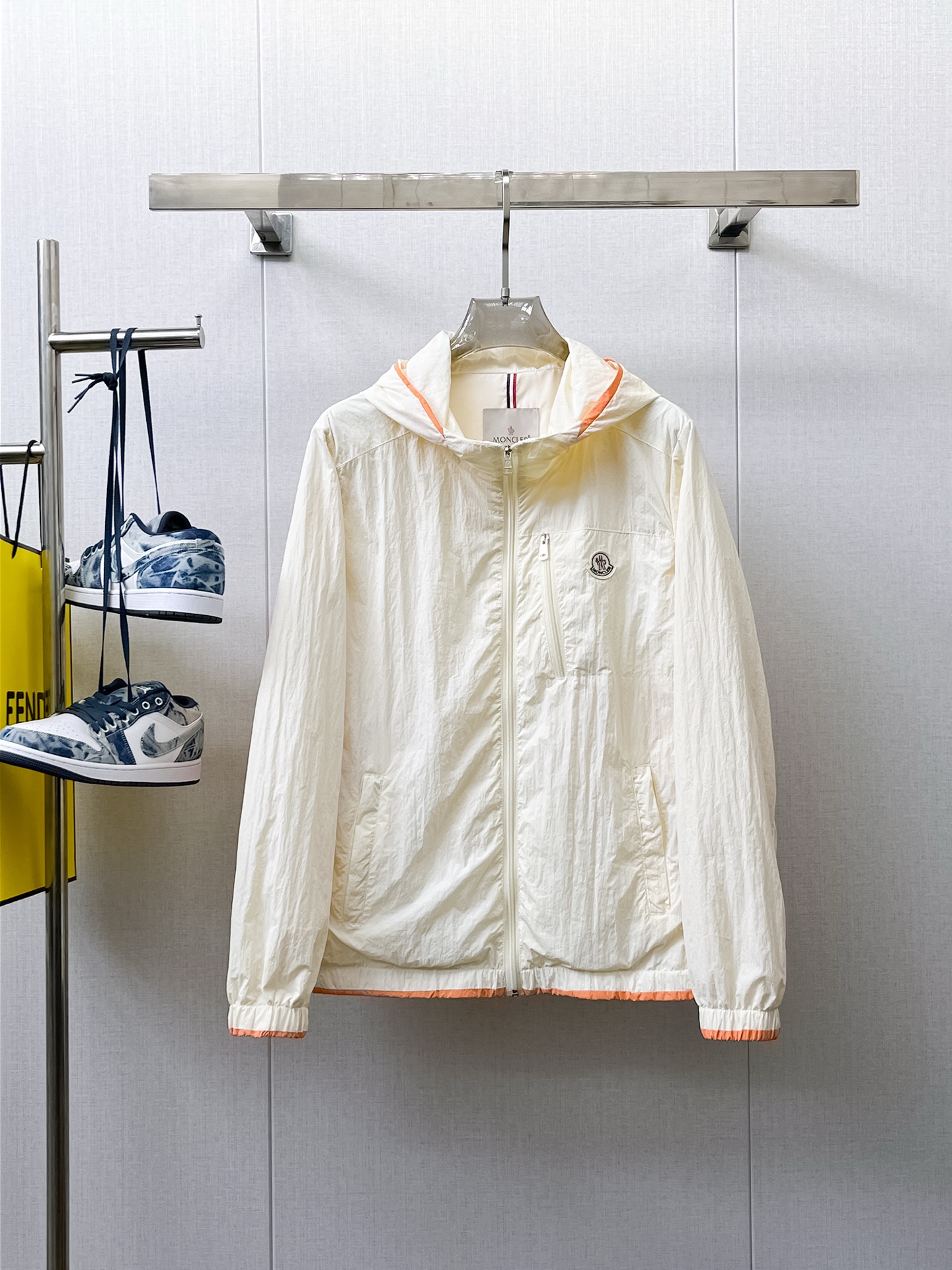 NO:566353,Mengkou 2025 new autumn jacket, the new product on the show is in perfect condition, comfortable and warm to wear, the original three-dimensional standard is complete, the color is full and attractive, the very outstanding design can easily enhance the fashion sense, the workmanship is extremely sophisticated and rigorous, and the wiring is neat and meticulous!  A masterpiece from a famous designer!  The upper body does not look bloated and is super handsome!  Available sizes are M ~ XXXL. Please quote your height and weight when placing an order!  ,,Moncler,jackets & coats,jackets & coats,alexander wang19860909蒙口 2025秋季新款夹克外套,秀场新品品相非常完美,穿着舒适保暖,原单三标齐全 色泽饱满诱人,非常出彩的设计,轻松将时髦感进阶,做工极为考究严谨,走线工整细致！大牌设计师巨作！上身不显臃肿、超级帅气！现货码数M ～ XXXL下单报身高体重！,,Moncler,jackets & coats,jackets & coats,alexander wang,Men's clothing