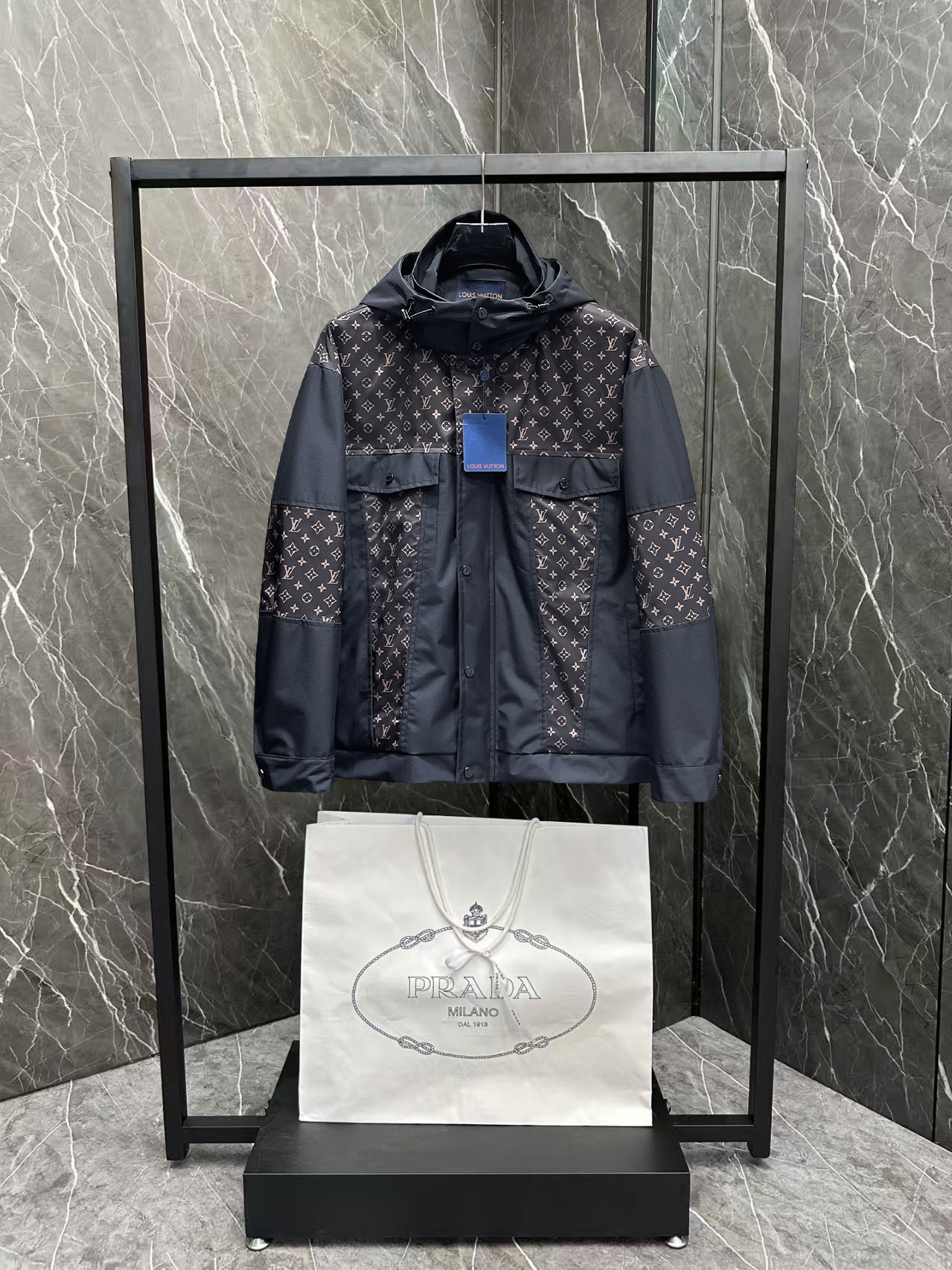 NO:600317,LV 2025 new autumn jacket, the new product on the show is in perfect condition, comfortable and warm to wear, the original three-dimensional standard is complete, the color is full and attractive, the very outstanding design can easily enhance the fashion sense, the workmanship is extremely sophisticated and rigorous, and the wiring is neat and meticulous!  A masterpiece from a famous designer!  The upper body does not look bloated and is super handsome!  Available sizes are M ~ XXXL. Please quote your height and weight when placing an order!  ,,louis vuitton,jackets & coats,jackets & coats,alexander wang19860909Lv 2025秋季新款夹克外套,秀场新品品相非常完美,穿着舒适保暖,原单三标齐全 色泽饱满诱人,非常出彩的设计,轻松将时髦感进阶,做工极为考究严谨,走线工整细致！大牌设计师巨作！上身不显臃肿、超级帅气！现货码数M ～ XXXL下单报身高体重！,,louis vuitton,jackets & coats,jackets & coats,alexander wang,Men's clothing