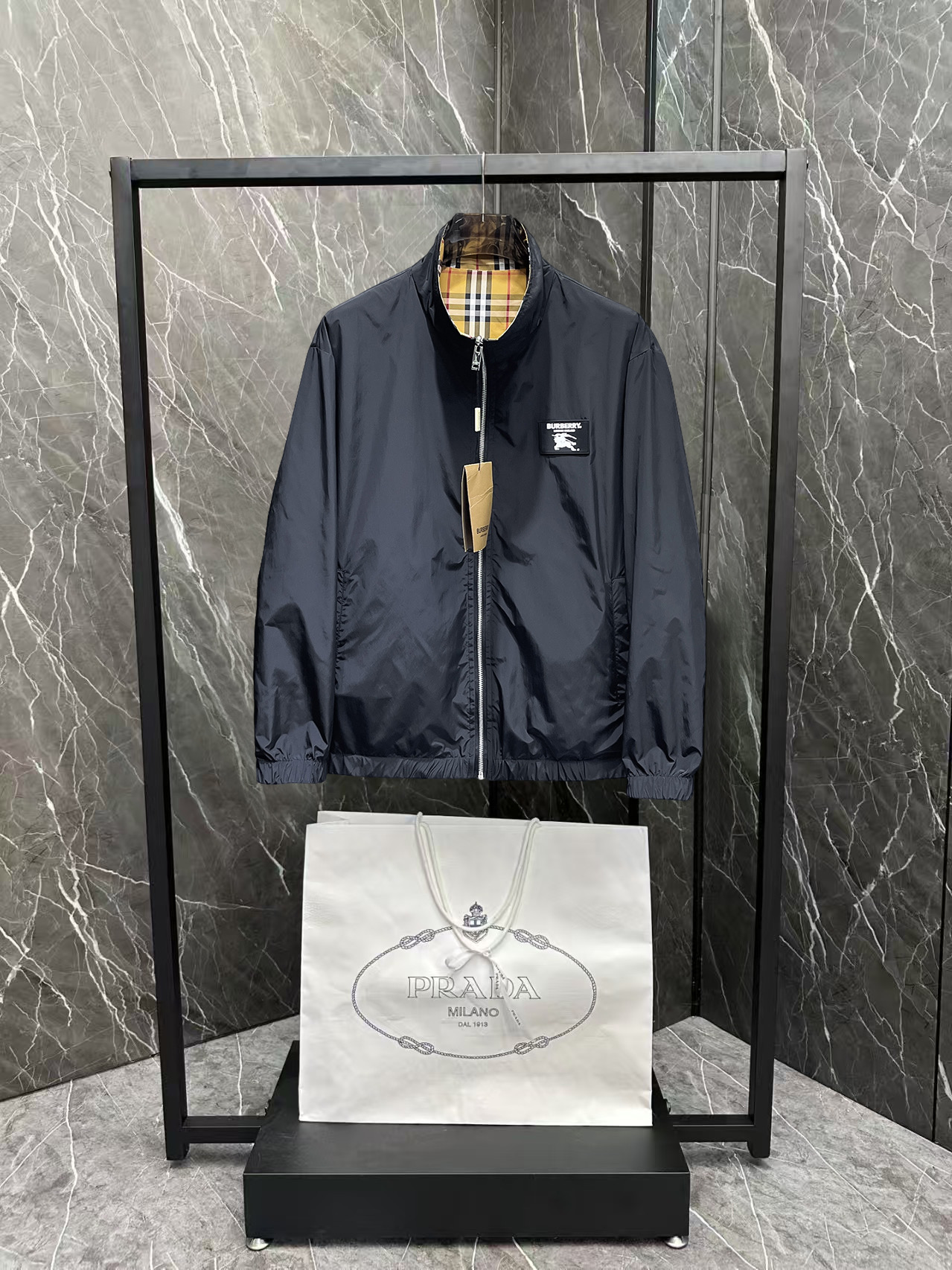 NO:600321,Burberry's 2025 new autumn jacket, the new product on the show is in perfect condition, comfortable and warm to wear, and the original three-dimensional standard is complete. The color is full and attractive, and the very outstanding design easily enhances the sense of fashion. The workmanship is extremely sophisticated and rigorous, and the wiring is neat and meticulous!  A masterpiece from a famous designer!  The upper body does not look bloated and is super handsome!  Available sizes are M ~ XXXL. Please quote your height and weight when placing an order!  ,,burberry,jackets & coats,jackets & coats,alexander wang19860909巴宝莉 2025秋季新款夹克外套,秀场新品品相非常完美,穿着舒适保暖,原单三标齐全 色泽饱满诱人,非常出彩的设计,轻松将时髦感进阶,做工极为考究严谨,走线工整细致！大牌设计师巨作！上身不显臃肿、超级帅气！现货码数M ～ XXXL下单报身高体重！,,burberry,jackets & coats,jackets & coats,alexander wang,Men's clothing