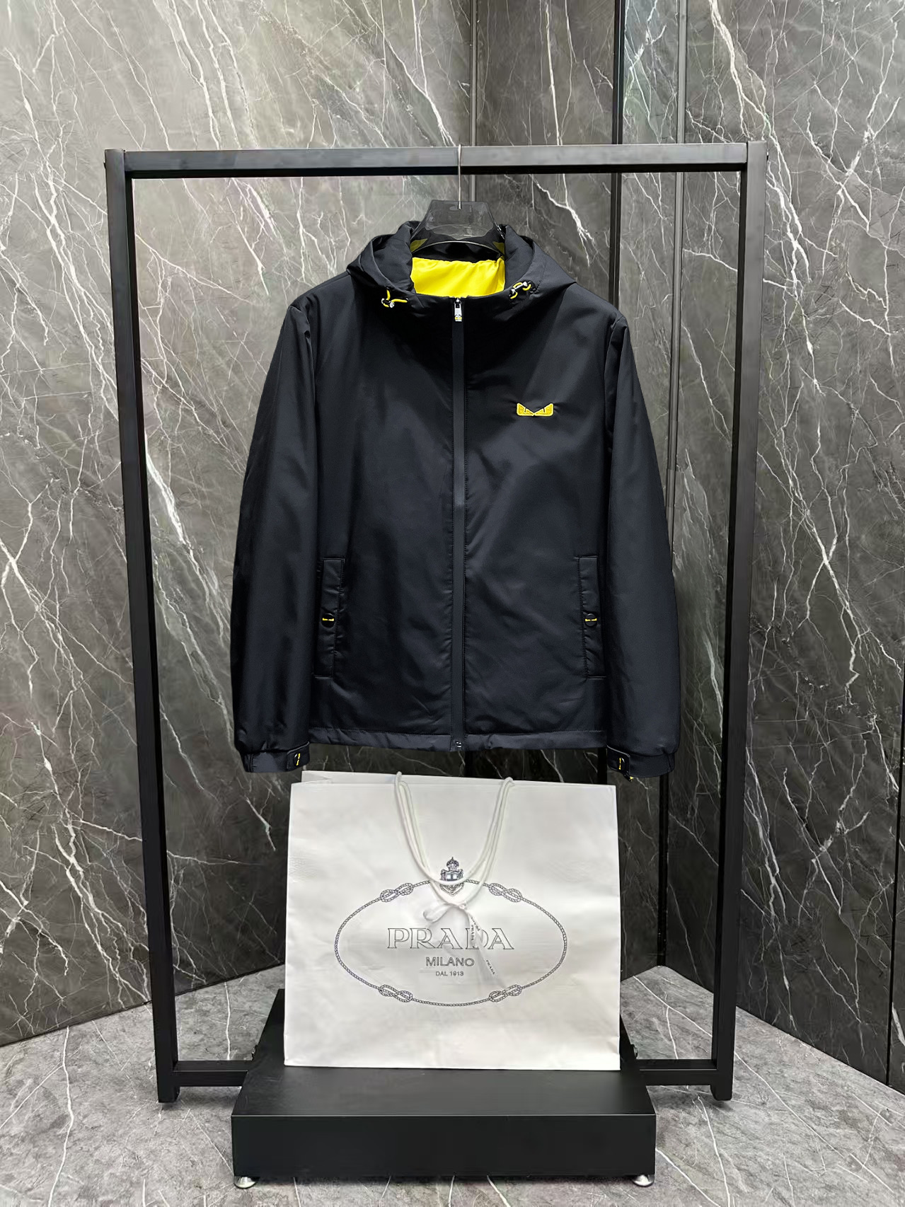 NO:600287,Fendi 2025 new autumn jacket, the new product on the show is in perfect condition, comfortable and warm to wear, the original three-dimensional standard is complete, the color is full and attractive, the very outstanding design can easily enhance the sense of fashion, the workmanship is extremely sophisticated and rigorous, and the wiring is neat and meticulous!  A masterpiece from a famous designer!  The upper body does not look bloated and is super handsome!  Available sizes are M ~ XXXL. Please quote your height and weight when placing an order!  ,,fendi,jackets & coats,jackets & coats,alexander wang19860909芬迪 2025秋季新款夹克外套,秀场新品品相非常完美,穿着舒适保暖,原单三标齐全 色泽饱满诱人,非常出彩的设计,轻松将时髦感进阶,做工极为考究严谨,走线工整细致！大牌设计师巨作！上身不显臃肿、超级帅气！现货码数M ～ XXXL下单报身高体重！,,fendi,jackets & coats,jackets & coats,alexander wang,Men's clothing