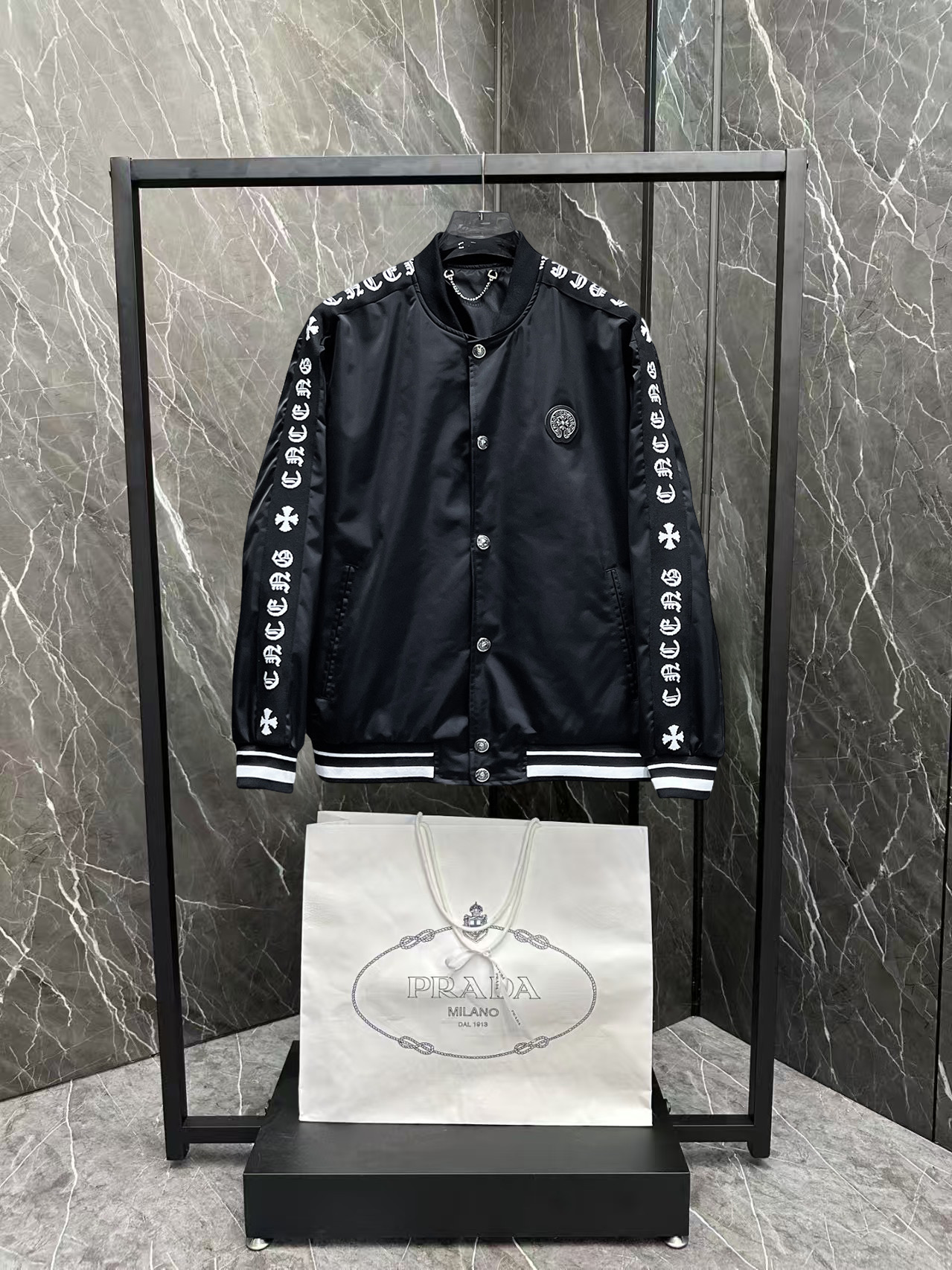 NO:600290,Croxin 2025 new autumn jacket, the new product on the show is in perfect condition, comfortable and warm to wear, the original three-dimensional standard is complete, the color is full and attractive, the very outstanding design can easily enhance the sense of fashion, the workmanship is extremely sophisticated and rigorous, and the wiring is neat and meticulous!  A masterpiece from a famous designer!  The upper body does not look bloated and is super handsome!  Available sizes are M ~ XXXL. Please quote your height and weight when placing an order!  ,,chrome hearts,jackets & coats,jackets & coats,alexander wang19860909克罗心 2025秋季新款夹克外套,秀场新品品相非常完美,穿着舒适保暖,原单三标齐全 色泽饱满诱人,非常出彩的设计,轻松将时髦感进阶,做工极为考究严谨,走线工整细致！大牌设计师巨作！上身不显臃肿、超级帅气！现货码数M ～ XXXL下单报身高体重！,,chrome hearts,jackets & coats,jackets & coats,alexander wang,Men's clothing