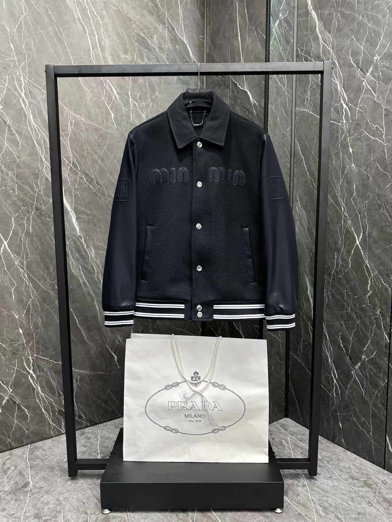 NO:600302,miumiu 2025 new autumn jacket, the new product on the show is in perfect condition, comfortable and warm to wear, and the original three-dimensional standard is complete. The color is full and attractive, and the very outstanding design easily enhances the sense of fashion. The workmanship is extremely sophisticated and rigorous, and the wiring is neat and meticulous!  A masterpiece from a famous designer!  The upper body does not look bloated and is super handsome!  Available sizes are M ~ XXXL. Please quote your height and weight when placing an order!  ,,miumiu,jackets & coats,jackets & coats,alexander wang19860909miumiu 缪缪 2025秋季新款夹克外套,秀场新品品相非常完美,穿着舒适保暖,原单三标齐全 色泽饱满诱人,非常出彩的设计,轻松将时髦感进阶,做工极为考究严谨,走线工整细致！大牌设计师巨作！上身不显臃肿、超级帅气！现货码数M ～ XXXL下单报身高体重！,,miumiu,jackets & coats,jackets & coats,alexander wang,Men's clothing