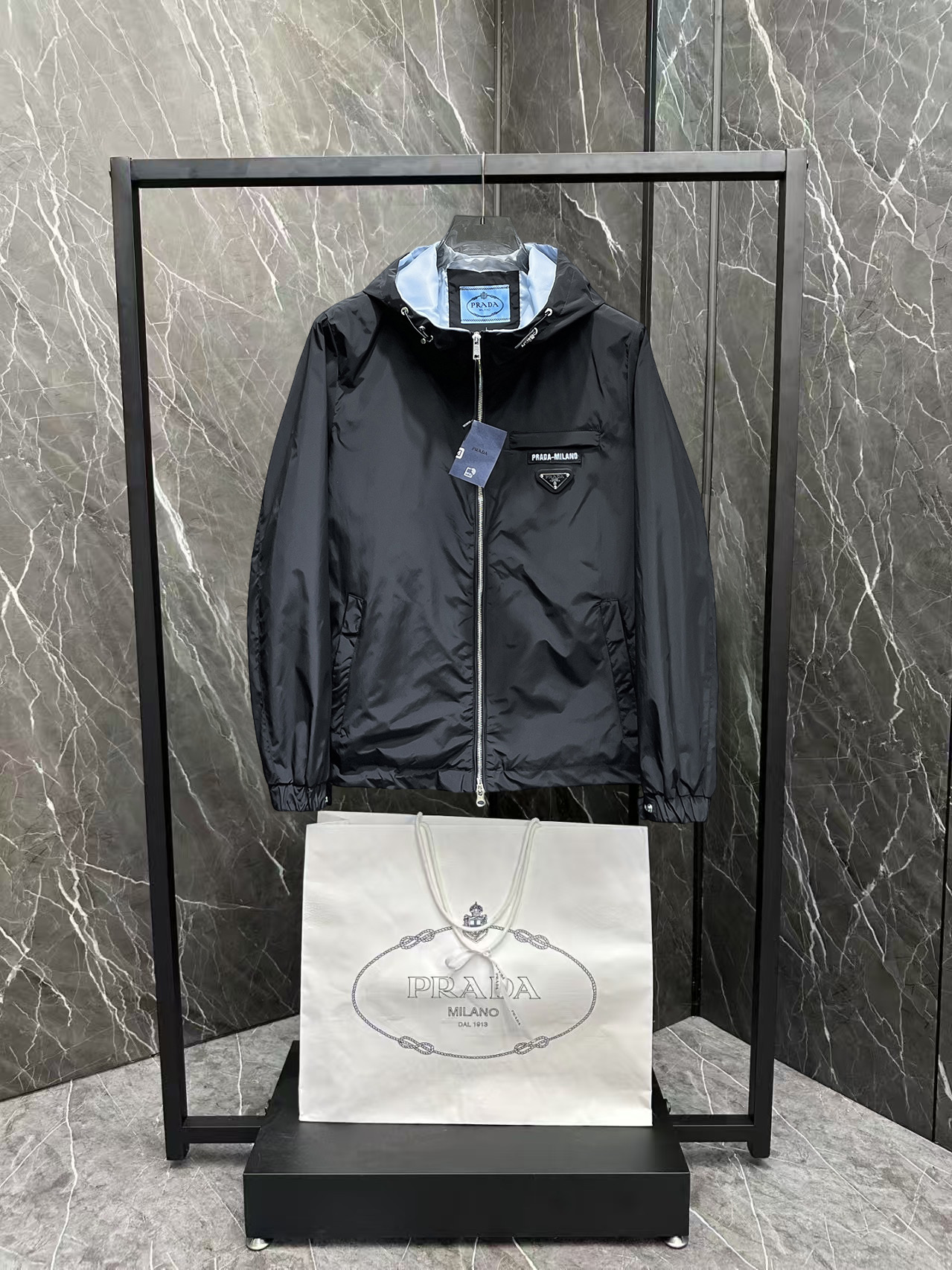 NO:600303,Prada's 2025 new autumn jacket, the new product on the show is in perfect condition, comfortable and warm to wear, the original three-dimensional standard is complete, the color is full and attractive, the very outstanding design can easily enhance the sense of fashion, the workmanship is extremely sophisticated and rigorous, and the wiring is neat and meticulous!  A masterpiece from a famous designer!  The upper body does not look bloated and is super handsome!  Available sizes are M ~ XXXL. Please quote your height and weight when placing an order!  ,,prada,jackets & coats,jackets & coats,alexander wang19860909普拉达 2025秋季新款夹克外套,秀场新品品相非常完美,穿着舒适保暖,原单三标齐全 色泽饱满诱人,非常出彩的设计,轻松将时髦感进阶,做工极为考究严谨,走线工整细致！大牌设计师巨作！上身不显臃肿、超级帅气！现货码数M ～ XXXL下单报身高体重！,,prada,jackets & coats,jackets & coats,alexander wang,Men's clothing