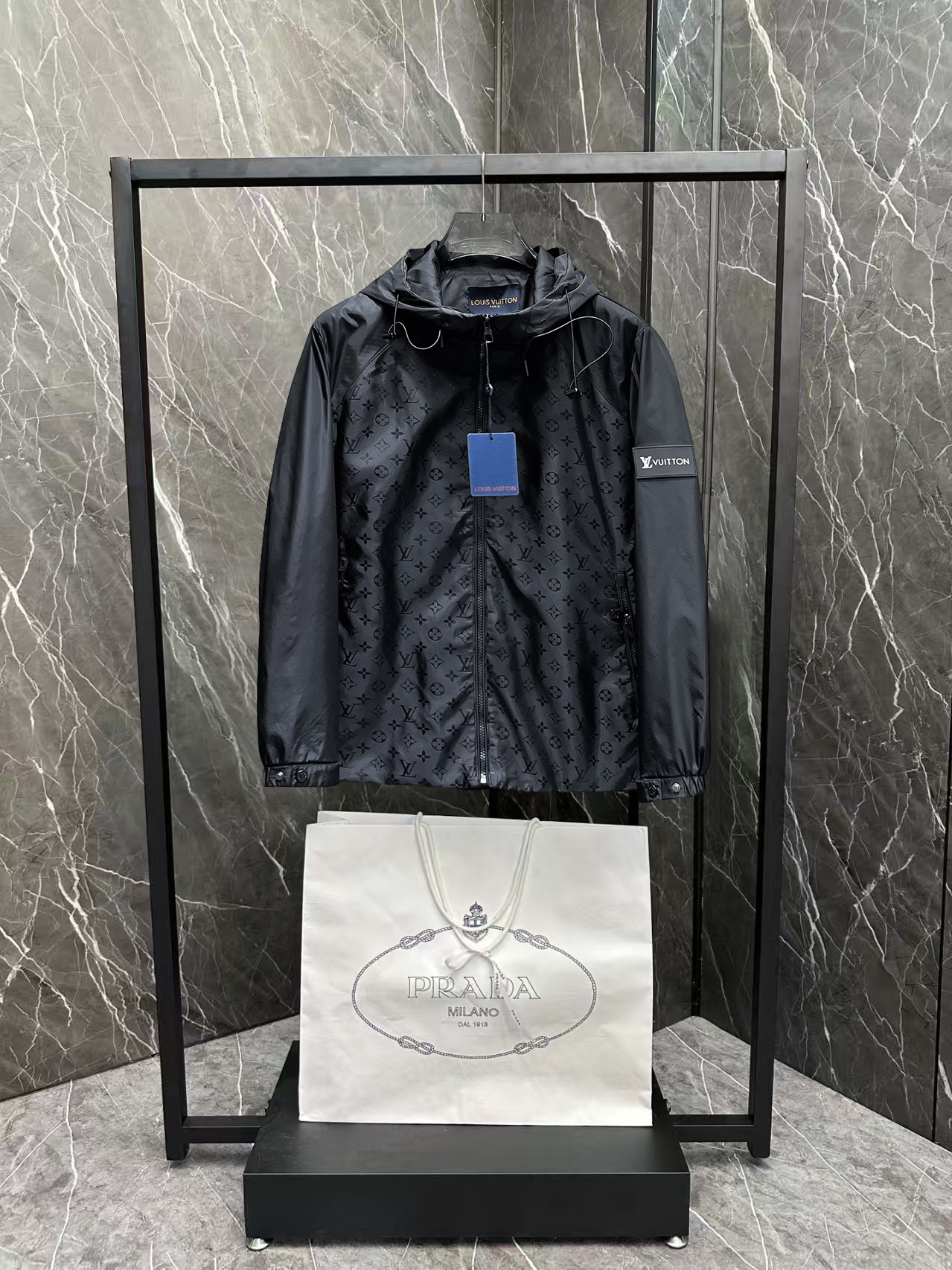 NO:600305,LV 2025 new autumn jacket, the new product on the show is in perfect condition, comfortable and warm to wear, the original three-dimensional standard is complete, the color is full and attractive, the very outstanding design can easily enhance the fashion sense, the workmanship is extremely sophisticated and rigorous, and the wiring is neat and meticulous!  A masterpiece from a famous designer!  The upper body does not look bloated and is super handsome!  Available sizes are M ~ XXXL. Please quote your height and weight when placing an order!  ,,louis vuitton,jackets & coats,jackets & coats,alexander wang19860909Lv 2025秋季新款夹克外套,秀场新品品相非常完美,穿着舒适保暖,原单三标齐全 色泽饱满诱人,非常出彩的设计,轻松将时髦感进阶,做工极为考究严谨,走线工整细致！大牌设计师巨作！上身不显臃肿、超级帅气！现货码数M ～ XXXL下单报身高体重！,,louis vuitton,jackets & coats,jackets & coats,alexander wang,Men's clothing