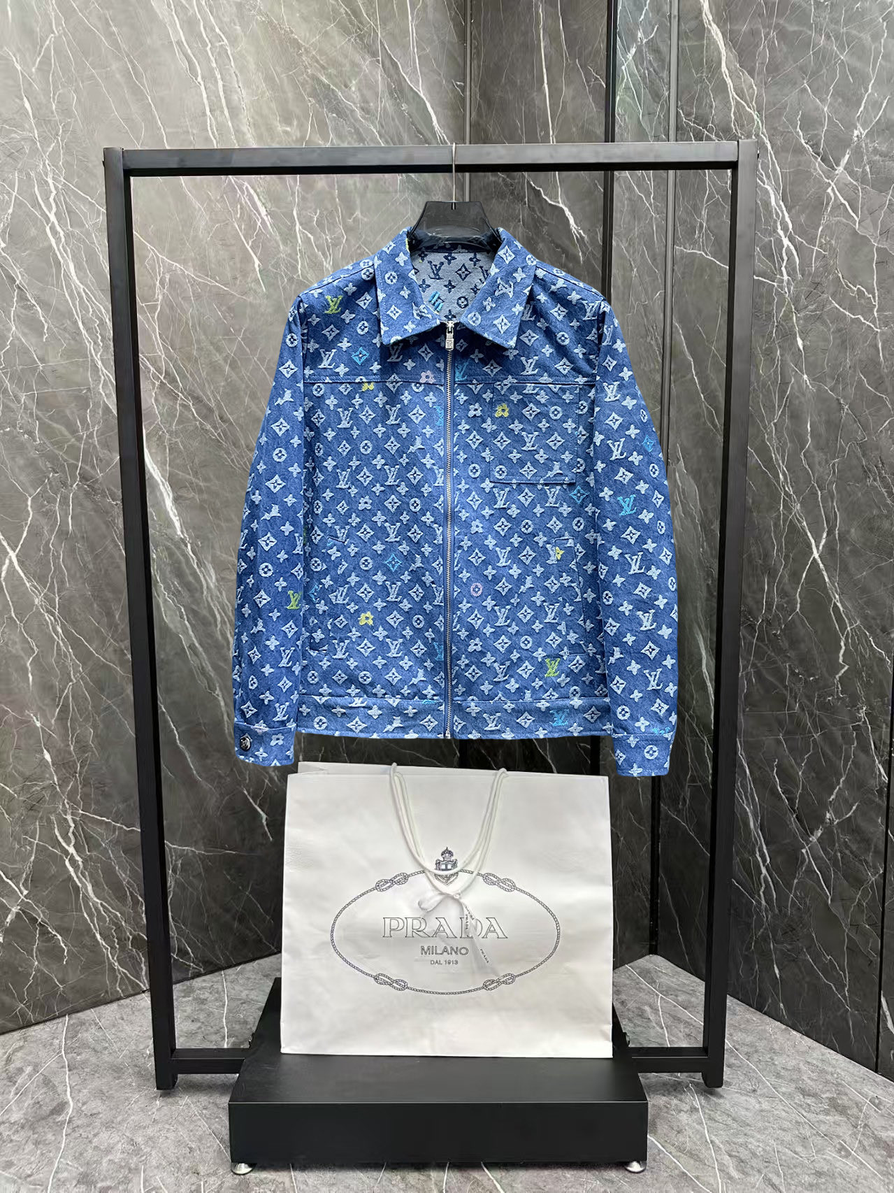 NO:600315,Louis Vuitton LV 2025 autumn new casual jacket, the latest fashionable casual jacket, fashionable casual jacket! Made of professionally customized technical fabrics, the surface is clean, smooth and shiny, the texture is obvious through the screen, the upper body is comfortable, light and not stuffy, giving you the most enjoyable wearing experience!  Exquisite accessories Logo accessories!  It perfectly improves the overall sense of luxury and class, and you can get the high-end luxury atmosphere at a glance! The basic and conventional hooded jacket is cut in a basic and conventional style. The upper body is versatile, simple and not picky. It can easily cope with various occasions and environments. It is undoubtedly a must-have product for daily commuting! Please indicate your height and weight when ordering sizes M-3XL!  ,,louis vuitton,louis vuitton,jackets & coats,jackets & coats,hats,alexander wang19860909路易威登LV 2025秋季新款休闲夹克外套,最新时尚休闲夹克,时尚休闲夹克外套!专业定制的科技面料制成,表面整洁光滑且富有光泽,质感透过屏幕都显而易见,上身舒适轻盈不闷热, 给你最为享受的穿着体验！精致辅料Logo配饰！完美提升了整体的奢华档次感,一眼就能Get到的高端奢华气息!基础常规的连帽夹克版型裁剪,上身百搭简约不挑人,轻松应对各种场合与环境,属于日常通勤必备的臻品无疑!尺码M-3XL下单报身高体重！,,louis vuitton,louis vuitton,jackets & coats,jackets & coats,hats,alexander wang,Men's clothing