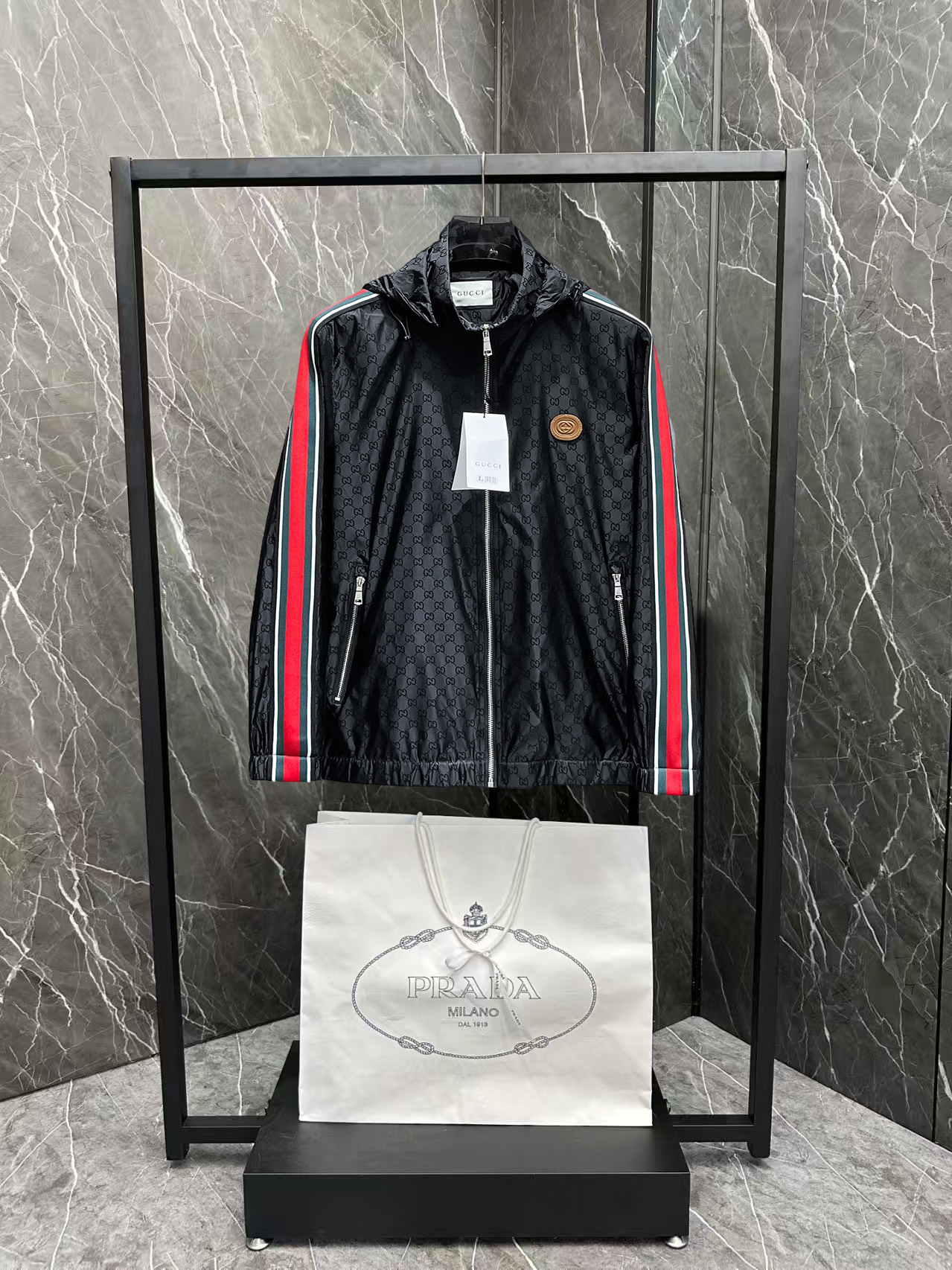 NO:600284,Gucci 2025 new autumn jacket, the new product on the show is in perfect condition, comfortable and warm to wear, the original three-dimensional standard is complete, the color is full and attractive, the very outstanding design can easily enhance the fashion sense, the workmanship is extremely elegant and rigorous, and the wiring is neat and meticulous!  A masterpiece from a famous designer!  The upper body does not look bloated and is super handsome!  Available sizes are M ~ XXXL. Please quote your height and weight when placing an order!  ,,gucci,jackets & coats,jackets & coats,alexander wang19860909古驰 2025秋季新款夹克外套,秀场新品品相非常完美,穿着舒适保暖,原单三标齐全 色泽饱满诱人,非常出彩的设计,轻松将时髦感进阶,做工极为考究严谨,走线工整细致！大牌设计师巨作！上身不显臃肿、超级帅气！现货码数M ～ XXXL下单报身高体重！,,gucci,jackets & coats,jackets & coats,alexander wang,Men's clothing