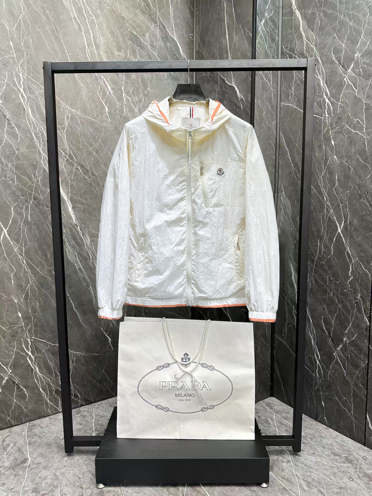 NO:600307,Mengkou 2025 new autumn jacket, the new product on the show is in perfect condition, comfortable and warm to wear, the original three-dimensional standard is complete, the color is full and attractive, the very outstanding design can easily enhance the fashion sense, the workmanship is extremely sophisticated and rigorous, and the wiring is neat and meticulous!  A masterpiece from a famous designer!  The upper body does not look bloated and is super handsome!  Available sizes are M ~ XXXL. Please quote your height and weight when placing an order!  ,,Moncler,jackets & coats,jackets & coats,alexander wang19860909蒙口 2025秋季新款夹克外套,秀场新品品相非常完美,穿着舒适保暖,原单三标齐全 色泽饱满诱人,非常出彩的设计,轻松将时髦感进阶,做工极为考究严谨,走线工整细致！大牌设计师巨作！上身不显臃肿、超级帅气！现货码数M ～ XXXL下单报身高体重！,,Moncler,jackets & coats,jackets & coats,alexander wang,Men's clothing