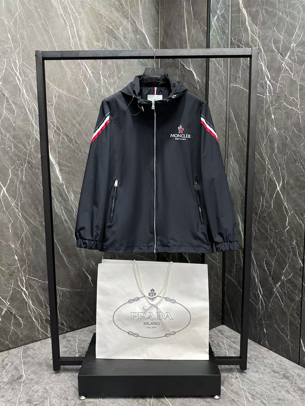 NO:600311,Mengkou 2025 new autumn jacket, the new product on the show is in perfect condition, comfortable and warm to wear, the original three-dimensional standard is complete, the color is full and attractive, the very outstanding design can easily enhance the fashion sense, the workmanship is extremely sophisticated and rigorous, and the wiring is neat and meticulous!  A masterpiece from a famous designer!  The upper body does not look bloated and is super handsome!  Available sizes are M ~ XXXL. Please quote your height and weight when placing an order!  ,,Moncler,jackets & coats,jackets & coats,alexander wang19860909蒙口 2025秋季新款夹克外套,秀场新品品相非常完美,穿着舒适保暖,原单三标齐全 色泽饱满诱人,非常出彩的设计,轻松将时髦感进阶,做工极为考究严谨,走线工整细致！大牌设计师巨作！上身不显臃肿、超级帅气！现货码数M ～ XXXL下单报身高体重！,,Moncler,jackets & coats,jackets & coats,alexander wang,Men's clothing