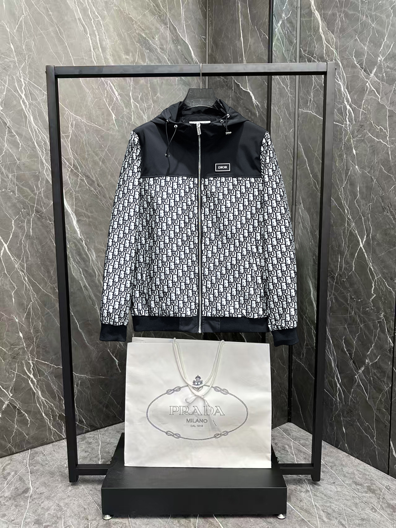 NO:600313,Dior's 2025 new autumn jacket, the new product on the show is in perfect condition, comfortable and warm to wear, and has all three original labels. The color is full and attractive, and the very outstanding design can easily enhance the sense of fashion. The workmanship is extremely sophisticated and rigorous, and the wiring is neat and meticulous!  A masterpiece from a famous designer!  The upper body does not look bloated and is super handsome!  Available sizes are M ~ XXXL. Please quote your height and weight when placing an order!  ,,dior,jackets & coats,jackets & coats,alexander wang19860909迪奥 2025秋季新款夹克外套,秀场新品品相非常完美,穿着舒适保暖,原单三标齐全 色泽饱满诱人,非常出彩的设计,轻松将时髦感进阶,做工极为考究严谨,走线工整细致！大牌设计师巨作！上身不显臃肿、超级帅气！现货码数M ～ XXXL下单报身高体重！,,dior,jackets & coats,jackets & coats,alexander wang,Men's clothing