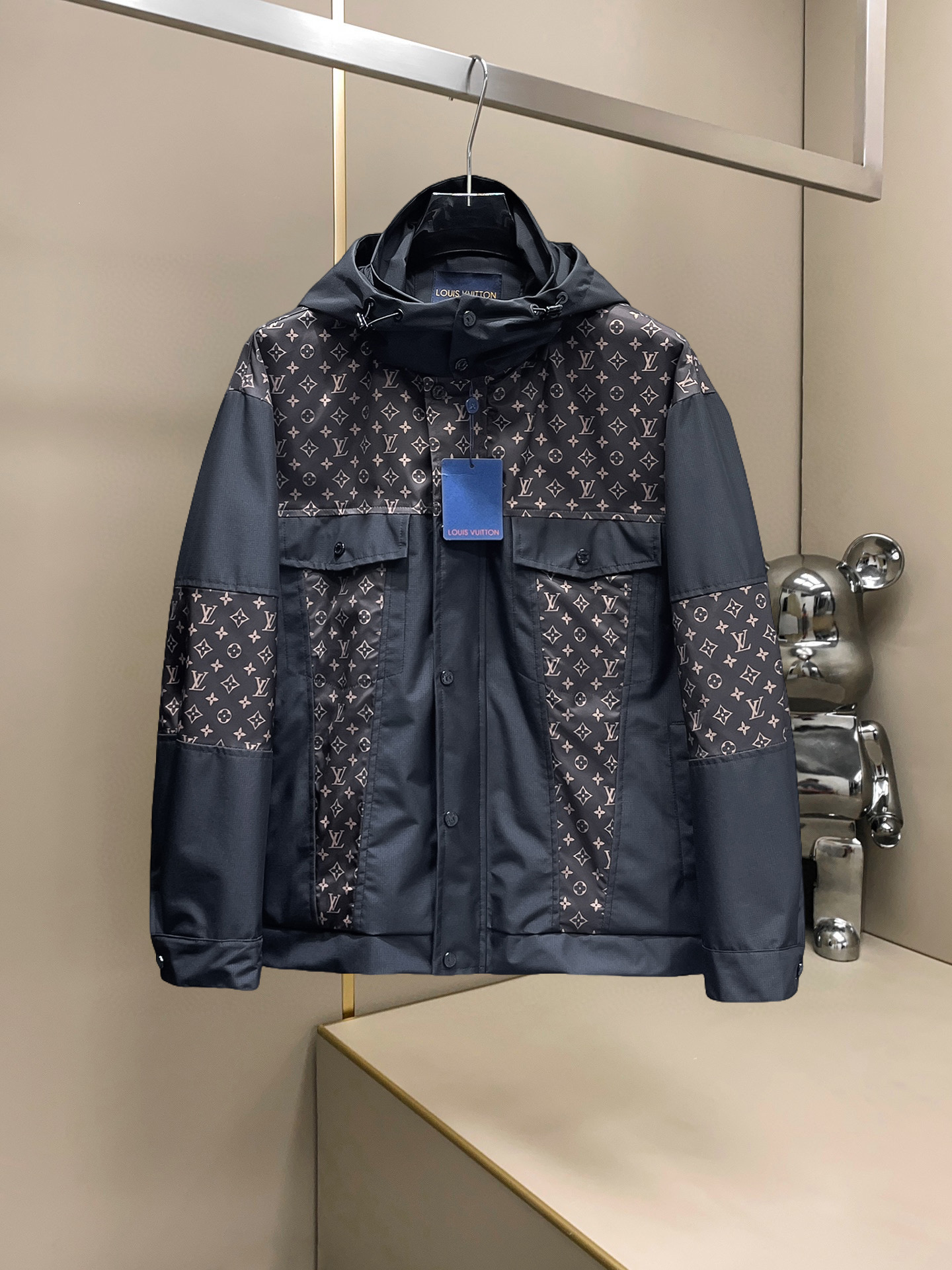 NO:607549,Lv 2025 autumn new casual jacket, the latest fashionable casual jacket, fashionable jacket! Made of professionally customized technical fabrics, the surface is clean, smooth and shiny, the texture is obvious through the screen, the upper body is comfortable, light and not stuffy, giving you the most enjoyable wearing experience!  Exquisite accessories Logo accessories!  It perfectly improves the overall sense of luxury and class, and you can get the high-end luxury atmosphere at a glance! The basic and conventional hooded jacket is cut in a basic and conventional style. The upper body is versatile, simple and not picky. It can easily cope with various occasions and environments. It is undoubtedly a must-have product for daily commuting! Please indicate your height and weight when ordering sizes M-3XL!  ,,louis vuitton,jackets & coats,jackets & coats,hats,alexander wang19860909Lv 2025秋季新款休闲夹克外套,最新时尚休闲夹克,时尚夹克外套!专业定制的科技面料制成,表面整洁光滑且富有光泽,质感透过屏幕都显而易见,上身舒适轻盈不闷热, 给你最为享受的穿着体验！精致辅料Logo配饰！完美提升了整体的奢华档次感,一眼就能Get到的高端奢华气息!基础常规的连帽夹克版型裁剪,上身百搭简约不挑人,轻松应对各种场合与环境,属于日常通勤必备的臻品无疑!尺码M-3XL下单报身高体重！,,louis vuitton,jackets & coats,jackets & coats,hats,alexander wang,Men's clothing