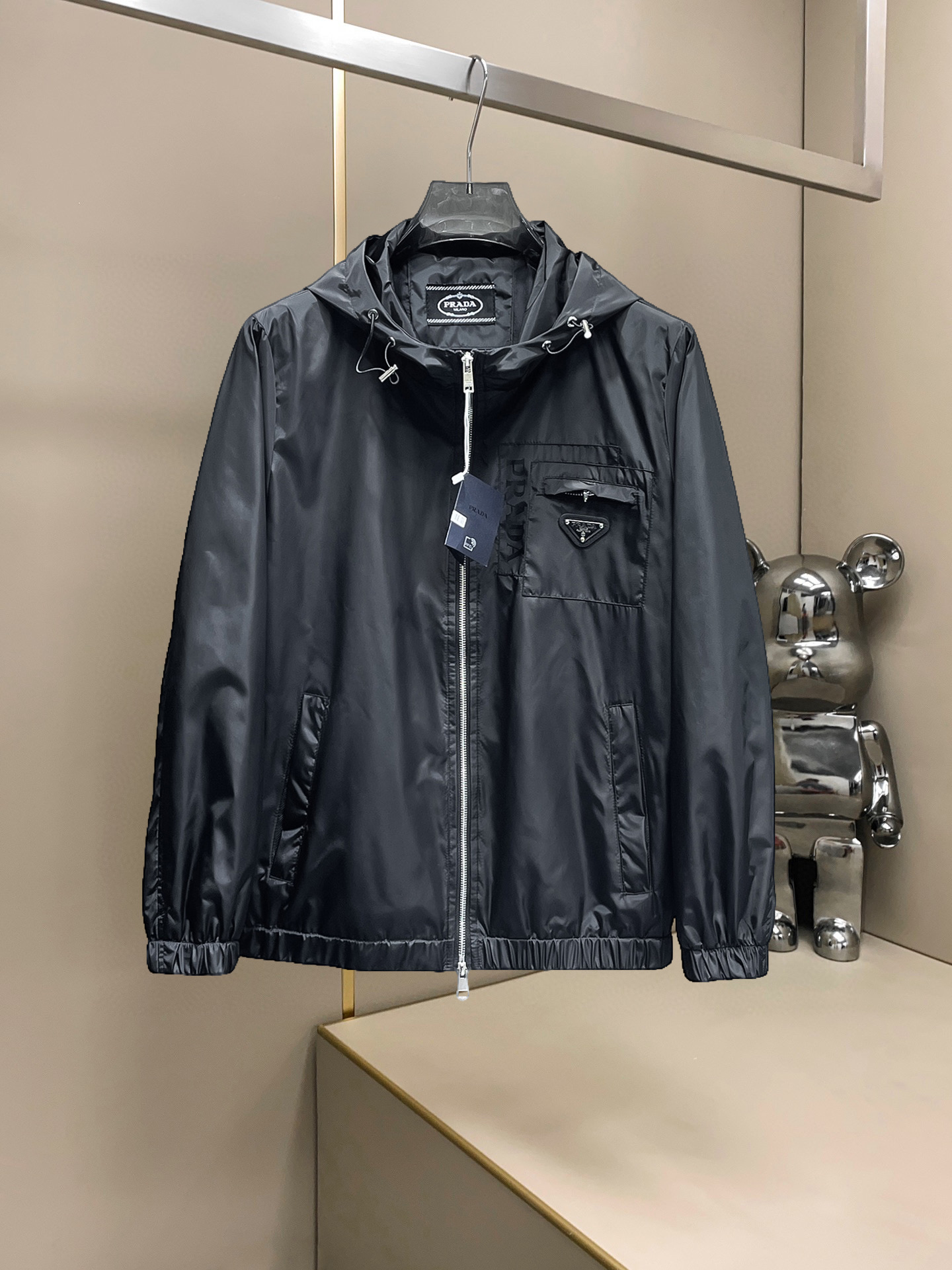 NO:607553,Prada 2025 new autumn casual jacket, the latest fashionable casual jacket, fashionable jacket! Made of professionally customized technical fabrics, the surface is clean, smooth and shiny, the texture is obvious through the screen, the upper body is comfortable, light and not stuffy, giving you the most enjoyable wearing experience!  Exquisite accessories Logo accessories!  It perfectly improves the overall sense of luxury and class, and you can get the high-end luxury atmosphere at a glance! The basic and conventional hooded jacket is cut in a basic and conventional style. The upper body is versatile, simple and not picky. It can easily cope with various occasions and environments. It is undoubtedly a must-have product for daily commuting! Please indicate your height and weight when ordering sizes M-3XL!  ,,prada,jackets & coats,jackets & coats,hats,alexander wang19860909普拉达 2025秋季新款休闲夹克外套,最新时尚休闲夹克,时尚夹克外套!专业定制的科技面料制成,表面整洁光滑且富有光泽,质感透过屏幕都显而易见,上身舒适轻盈不闷热, 给你最为享受的穿着体验！精致辅料Logo配饰！完美提升了整体的奢华档次感,一眼就能Get到的高端奢华气息!基础常规的连帽夹克版型裁剪,上身百搭简约不挑人,轻松应对各种场合与环境,属于日常通勤必备的臻品无疑!尺码M-3XL下单报身高体重！,,prada,jackets & coats,jackets & coats,hats,alexander wang,Men's clothing