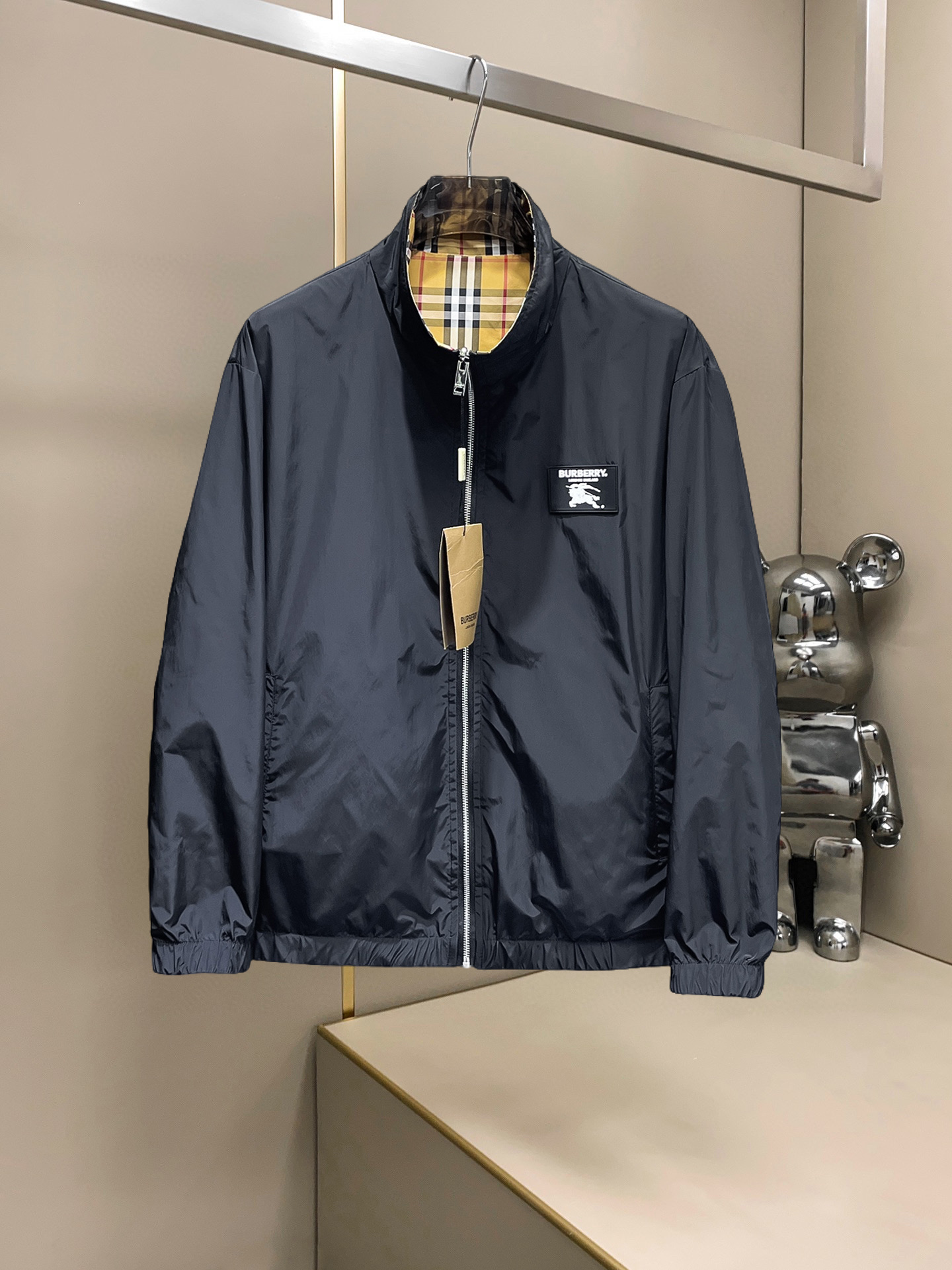 NO:607544,Burberry's new 2025 autumn casual jacket, the latest fashionable casual jacket, fashionable jacket! Made of professionally customized technical fabrics, the surface is clean, smooth and shiny, the texture is obvious through the screen, the upper body is comfortable, light and not stuffy, giving you the most enjoyable wearing experience!  Exquisite accessories Logo accessories!  It perfectly improves the overall sense of luxury and class, and you can get the high-end luxury atmosphere at a glance! The basic and conventional hooded jacket is cut in a basic and conventional style. The upper body is versatile, simple and not picky. It can easily cope with various occasions and environments. It is undoubtedly a must-have product for daily commuting! Please indicate your height and weight when ordering sizes M-3XL!  ,,burberry,jackets & coats,jackets & coats,hats,alexander wang19860909巴宝莉 2025秋季新款休闲夹克外套,最新时尚休闲夹克,时尚夹克外套!专业定制的科技面料制成,表面整洁光滑且富有光泽,质感透过屏幕都显而易见,上身舒适轻盈不闷热, 给你最为享受的穿着体验！精致辅料Logo配饰！完美提升了整体的奢华档次感,一眼就能Get到的高端奢华气息!基础常规的连帽夹克版型裁剪,上身百搭简约不挑人,轻松应对各种场合与环境,属于日常通勤必备的臻品无疑!尺码M-3XL下单报身高体重！,,burberry,jackets & coats,jackets & coats,hats,alexander wang,Men's clothing