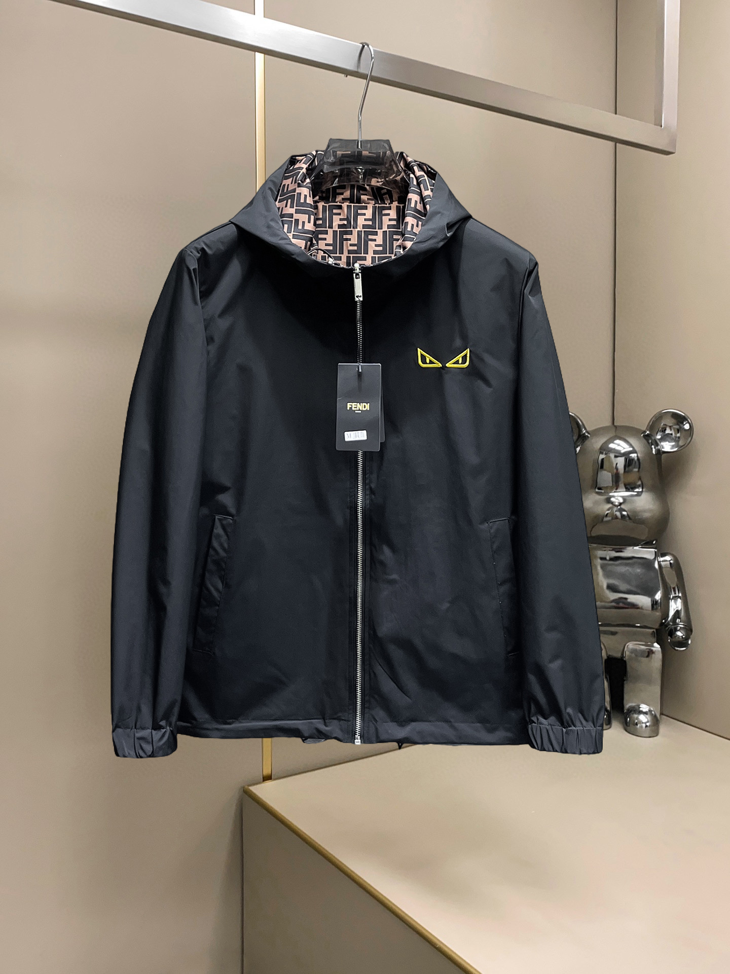 NO:607539,Fendi 2025 autumn new casual jacket, the latest fashionable casual jacket, fashionable jacket! Made of professionally customized technical fabrics, the surface is clean, smooth and shiny, the texture is obvious through the screen, the upper body is comfortable, light and not stuffy, giving you the most enjoyable wearing experience!  Exquisite accessories Logo accessories!  It perfectly improves the overall sense of luxury and class, and you can get the high-end luxury atmosphere at a glance! The basic and conventional hooded jacket is cut in a basic and conventional style. The upper body is versatile, simple and not picky. It can easily cope with various occasions and environments. It is undoubtedly a must-have product for daily commuting! Please indicate your height and weight when ordering sizes M-3XL!  ,,fendi,jackets & coats,jackets & coats,hats,alexander wang19860909芬迪 2025秋季新款休闲夹克外套,最新时尚休闲夹克,时尚夹克外套!专业定制的科技面料制成,表面整洁光滑且富有光泽,质感透过屏幕都显而易见,上身舒适轻盈不闷热, 给你最为享受的穿着体验！精致辅料Logo配饰！完美提升了整体的奢华档次感,一眼就能Get到的高端奢华气息!基础常规的连帽夹克版型裁剪,上身百搭简约不挑人,轻松应对各种场合与环境,属于日常通勤必备的臻品无疑!尺码M-3XL下单报身高体重！,,fendi,jackets & coats,jackets & coats,hats,alexander wang,Men's clothing