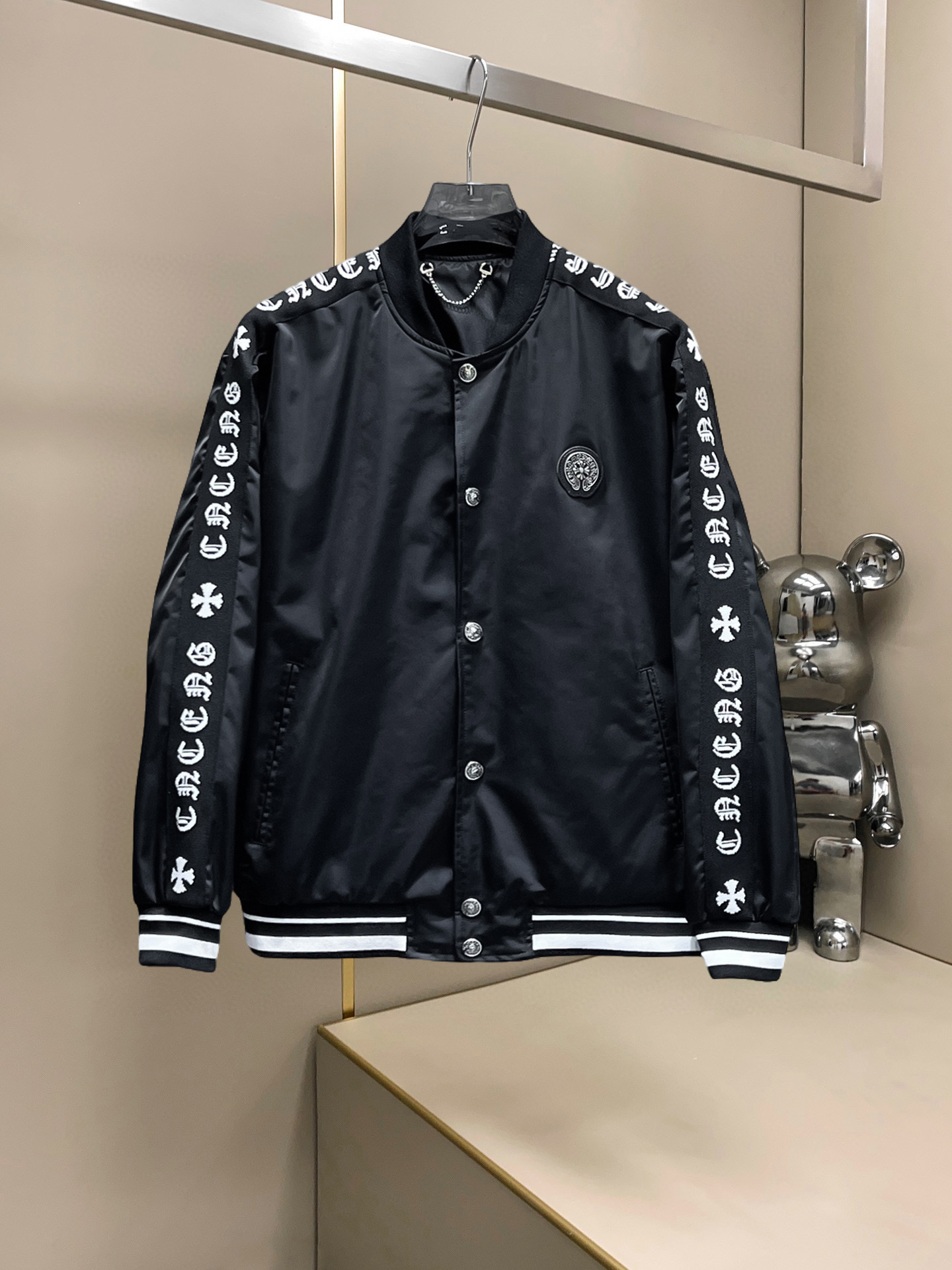 NO:607574,Croxin 2025 new autumn casual jacket, the latest fashionable casual jacket, fashionable jacket! Made of professionally customized technical fabrics, the surface is clean, smooth and shiny, the texture is obvious through the screen, the upper body is comfortable, light and not stuffy, giving you the most enjoyable wearing experience!  Exquisite accessories Logo accessories!  It perfectly improves the overall sense of luxury and class, and you can get the high-end luxury atmosphere at a glance! The basic and conventional hooded jacket is cut in a basic and conventional style. The upper body is versatile, simple and not picky. It can easily cope with various occasions and environments. It is undoubtedly a must-have product for daily commuting! Please indicate your height and weight when ordering sizes M-3XL!  ,,chrome hearts,jackets & coats,jackets & coats,hats,alexander wang19860909克罗心 2025秋季新款休闲夹克外套,最新时尚休闲夹克,时尚夹克外套!专业定制的科技面料制成,表面整洁光滑且富有光泽,质感透过屏幕都显而易见,上身舒适轻盈不闷热, 给你最为享受的穿着体验！精致辅料Logo配饰！完美提升了整体的奢华档次感,一眼就能Get到的高端奢华气息!基础常规的连帽夹克版型裁剪,上身百搭简约不挑人,轻松应对各种场合与环境,属于日常通勤必备的臻品无疑!尺码M-3XL下单报身高体重！,,chrome hearts,jackets & coats,jackets & coats,hats,alexander wang,Men's clothing