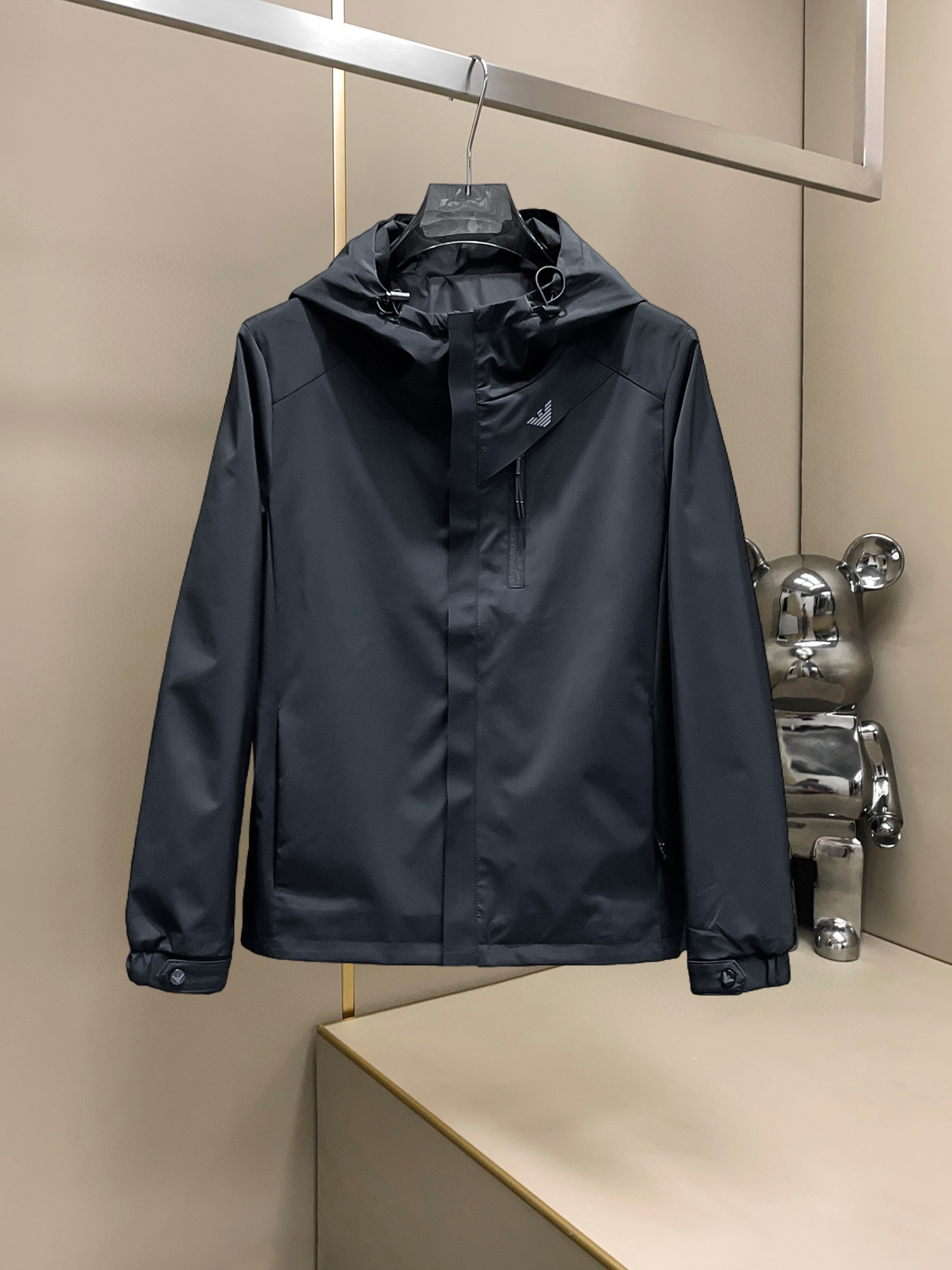 NO:607571,Armani 2025 autumn new casual jacket, the latest fashionable casual jacket, fashionable jacket! Made of professionally customized technical fabrics, the surface is clean, smooth and shiny, the texture is obvious through the screen, the upper body is comfortable, light and not stuffy, giving you the most enjoyable wearing experience!  Exquisite accessories Logo accessories!  It perfectly improves the overall sense of luxury and class, and you can get the high-end luxury atmosphere at a glance! The basic and conventional hooded jacket is cut in a basic and conventional style. The upper body is versatile, simple and not picky. It can easily cope with various occasions and environments. It is undoubtedly a must-have product for daily commuting! Please indicate your height and weight when ordering sizes M-3XL!  ,,armani,jackets & coats,jackets & coats,hats,alexander wang19860909阿玛尼 2025秋季新款休闲夹克外套,最新时尚休闲夹克,时尚夹克外套!专业定制的科技面料制成,表面整洁光滑且富有光泽,质感透过屏幕都显而易见,上身舒适轻盈不闷热, 给你最为享受的穿着体验！精致辅料Logo配饰！完美提升了整体的奢华档次感,一眼就能Get到的高端奢华气息!基础常规的连帽夹克版型裁剪,上身百搭简约不挑人,轻松应对各种场合与环境,属于日常通勤必备的臻品无疑!尺码M-3XL下单报身高体重！,,armani,jackets & coats,jackets & coats,hats,alexander wang,Men's clothing