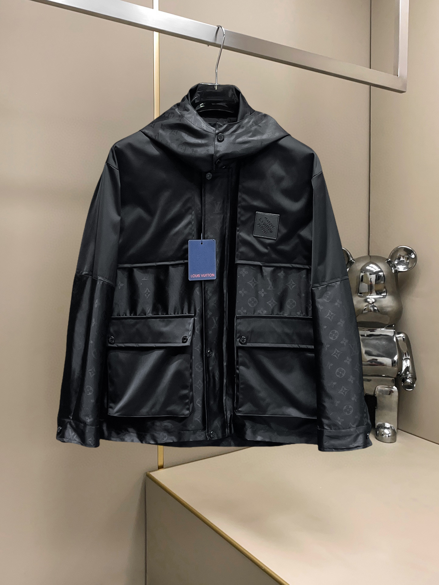 NO:607568,Lv 2025 autumn new casual jacket, the latest fashionable casual jacket, fashionable jacket! Made of professionally customized technical fabrics, the surface is clean, smooth and shiny, the texture is obvious through the screen, the upper body is comfortable, light and not stuffy, giving you the most enjoyable wearing experience!  Exquisite accessories Logo accessories!  It perfectly improves the overall sense of luxury and class, and you can get the high-end luxury atmosphere at a glance! The basic and conventional hooded jacket is cut in a basic and conventional style. The upper body is versatile, simple and not picky. It can easily cope with various occasions and environments. It is undoubtedly a must-have product for daily commuting! Please indicate your height and weight when ordering sizes M-3XL!  ,,louis vuitton,jackets & coats,jackets & coats,hats,alexander wang19860909Lv 2025秋季新款休闲夹克外套,最新时尚休闲夹克,时尚夹克外套!专业定制的科技面料制成,表面整洁光滑且富有光泽,质感透过屏幕都显而易见,上身舒适轻盈不闷热, 给你最为享受的穿着体验！精致辅料Logo配饰！完美提升了整体的奢华档次感,一眼就能Get到的高端奢华气息!基础常规的连帽夹克版型裁剪,上身百搭简约不挑人,轻松应对各种场合与环境,属于日常通勤必备的臻品无疑!尺码M-3XL下单报身高体重！,,louis vuitton,jackets & coats,jackets & coats,hats,alexander wang,Men's clothing