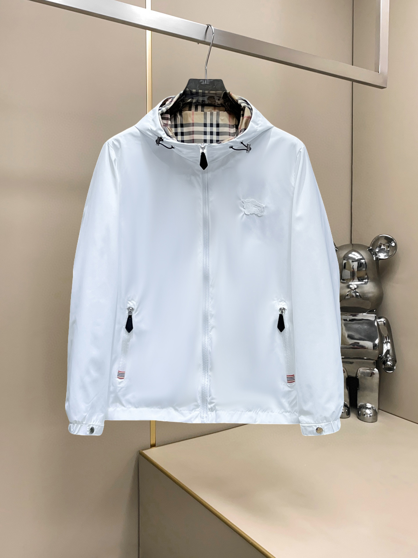 NO:607564,Burberry's new 2025 autumn casual jacket, the latest fashionable casual jacket, fashionable jacket! Made of professionally customized technical fabrics, the surface is clean, smooth and shiny, the texture is obvious through the screen, the upper body is comfortable, light and not stuffy, giving you the most enjoyable wearing experience!  Exquisite accessories Logo accessories!  It perfectly improves the overall sense of luxury and class, and you can get the high-end luxury atmosphere at a glance! The basic and conventional hooded jacket is cut in a basic and conventional style. The upper body is versatile, simple and not picky. It can easily cope with various occasions and environments. It is undoubtedly a must-have product for daily commuting! Please indicate your height and weight when ordering sizes M-3XL!  ,,burberry,jackets & coats,jackets & coats,hats,alexander wang19860909巴宝莉 2025秋季新款休闲夹克外套,最新时尚休闲夹克,时尚夹克外套!专业定制的科技面料制成,表面整洁光滑且富有光泽,质感透过屏幕都显而易见,上身舒适轻盈不闷热, 给你最为享受的穿着体验！精致辅料Logo配饰！完美提升了整体的奢华档次感,一眼就能Get到的高端奢华气息!基础常规的连帽夹克版型裁剪,上身百搭简约不挑人,轻松应对各种场合与环境,属于日常通勤必备的臻品无疑!尺码M-3XL下单报身高体重！,,burberry,jackets & coats,jackets & coats,hats,alexander wang,Men's clothing