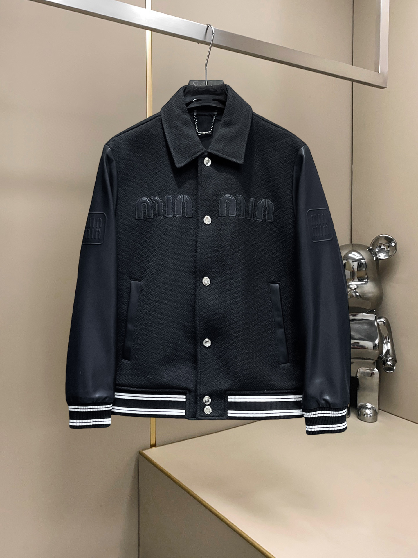 NO:607560,miumiu 2025 autumn new casual jacket, the latest fashionable casual jacket, fashionable jacket! Made of professionally customized technical fabrics, the surface is clean, smooth and shiny, the texture is obvious through the screen, the upper body is comfortable, light and not stuffy, giving you the most enjoyable wearing experience!  Exquisite accessories Logo accessories!  It perfectly improves the overall sense of luxury and class, and you can get the high-end luxury atmosphere at a glance! The basic and conventional hooded jacket is cut in a basic and conventional style. The upper body is versatile, simple and not picky. It can easily cope with various occasions and environments. It is undoubtedly a must-have product for daily commuting! Please indicate your height and weight when ordering sizes M-3XL!  ,,miumiu,jackets & coats,jackets & coats,hats,alexander wang19860909miumiu 缪缪 2025秋季新款休闲夹克外套,最新时尚休闲夹克,时尚夹克外套!专业定制的科技面料制成,表面整洁光滑且富有光泽,质感透过屏幕都显而易见,上身舒适轻盈不闷热, 给你最为享受的穿着体验！精致辅料Logo配饰！完美提升了整体的奢华档次感,一眼就能Get到的高端奢华气息!基础常规的连帽夹克版型裁剪,上身百搭简约不挑人,轻松应对各种场合与环境,属于日常通勤必备的臻品无疑!尺码M-3XL下单报身高体重！,,miumiu,jackets & coats,jackets & coats,hats,alexander wang,Men's clothing