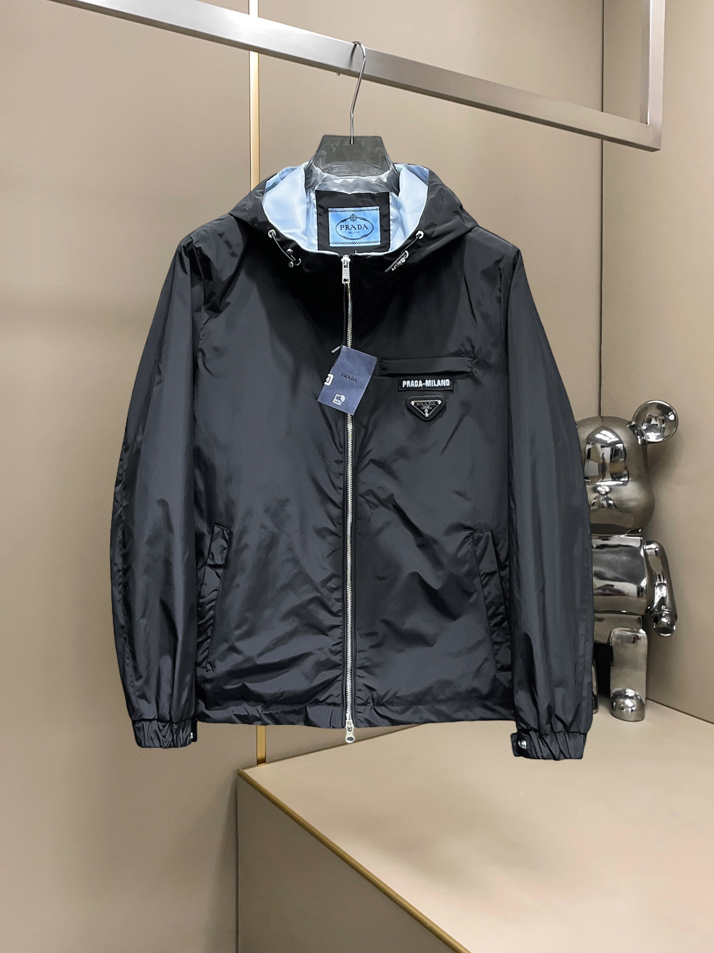 NO:607522,Prada 2025 new autumn casual jacket, the latest fashionable casual jacket, fashionable jacket! Made of professionally customized technical fabrics, the surface is clean, smooth and shiny, the texture is obvious through the screen, the upper body is comfortable, light and not stuffy, giving you the most enjoyable wearing experience!  Exquisite accessories Logo accessories!  It perfectly improves the overall sense of luxury and class, and you can get the high-end luxury atmosphere at a glance! The basic and conventional hooded jacket is cut in a basic and conventional style. The upper body is versatile, simple and not picky. It can easily cope with various occasions and environments. It is undoubtedly a must-have product for daily commuting! Please indicate your height and weight when ordering sizes M-3XL!  ,,prada,jackets & coats,jackets & coats,hats,alexander wang19860909普拉达 2025秋季新款休闲夹克外套,最新时尚休闲夹克,时尚夹克外套!专业定制的科技面料制成,表面整洁光滑且富有光泽,质感透过屏幕都显而易见,上身舒适轻盈不闷热, 给你最为享受的穿着体验！精致辅料Logo配饰！完美提升了整体的奢华档次感,一眼就能Get到的高端奢华气息!基础常规的连帽夹克版型裁剪,上身百搭简约不挑人,轻松应对各种场合与环境,属于日常通勤必备的臻品无疑!尺码M-3XL下单报身高体重！,,prada,jackets & coats,jackets & coats,hats,alexander wang,Men's clothing