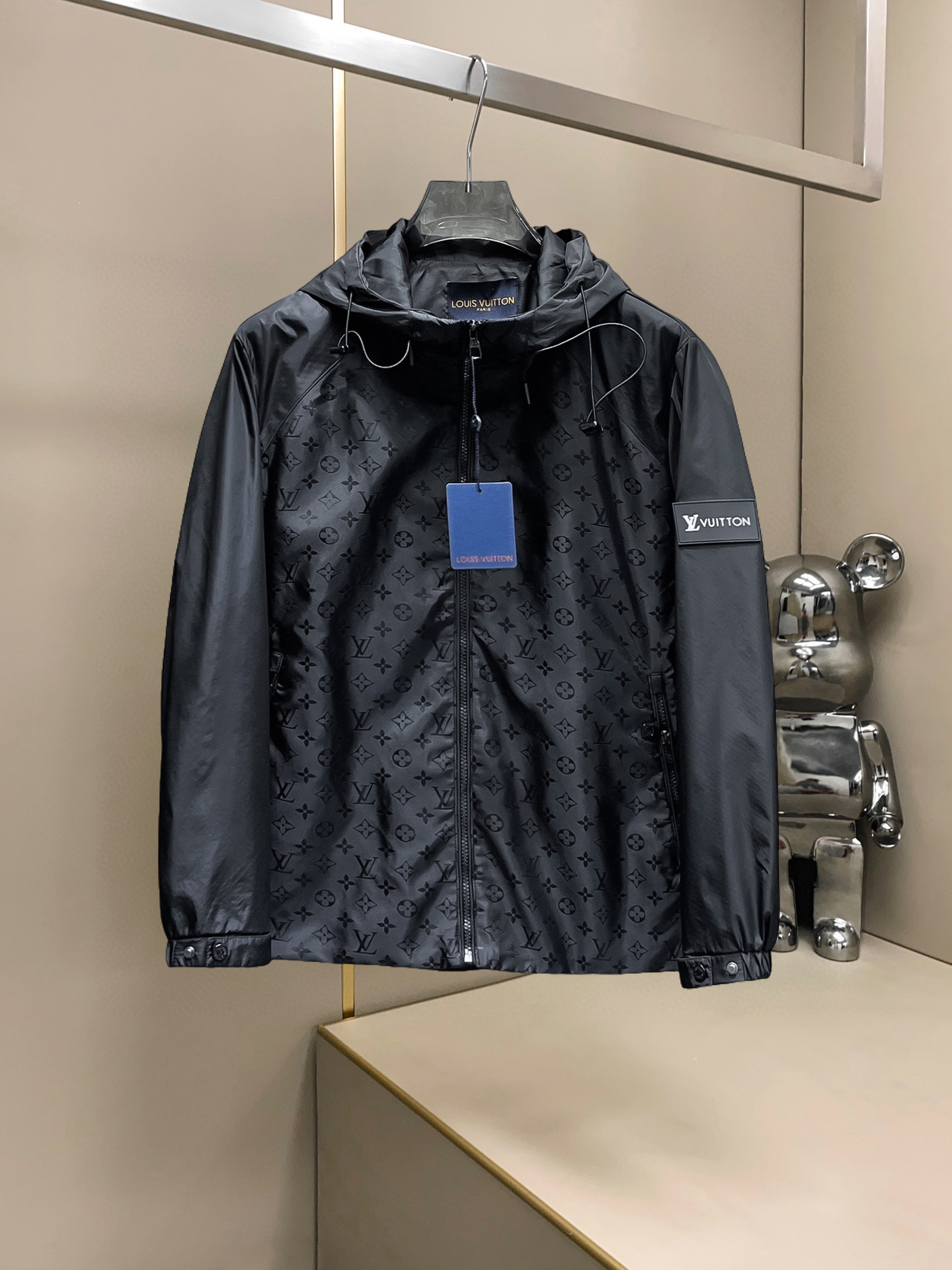 NO:607556,Lv 2025 autumn new casual jacket, the latest fashionable casual jacket, fashionable jacket! Made of professionally customized technical fabrics, the surface is clean, smooth and shiny, the texture is obvious through the screen, the upper body is comfortable, light and not stuffy, giving you the most enjoyable wearing experience!  Exquisite accessories Logo accessories!  It perfectly improves the overall sense of luxury and class, and you can get the high-end luxury atmosphere at a glance! The basic and conventional hooded jacket is cut in a basic and conventional style. The upper body is versatile, simple and not picky. It can easily cope with various occasions and environments. It is undoubtedly a must-have product for daily commuting! Please indicate your height and weight when ordering sizes M-3XL!  ,,louis vuitton,jackets & coats,jackets & coats,hats,alexander wang19860909Lv 2025秋季新款休闲夹克外套,最新时尚休闲夹克,时尚夹克外套!专业定制的科技面料制成,表面整洁光滑且富有光泽,质感透过屏幕都显而易见,上身舒适轻盈不闷热, 给你最为享受的穿着体验！精致辅料Logo配饰！完美提升了整体的奢华档次感,一眼就能Get到的高端奢华气息!基础常规的连帽夹克版型裁剪,上身百搭简约不挑人,轻松应对各种场合与环境,属于日常通勤必备的臻品无疑!尺码M-3XL下单报身高体重！,,louis vuitton,jackets & coats,jackets & coats,hats,alexander wang,Men's clothing