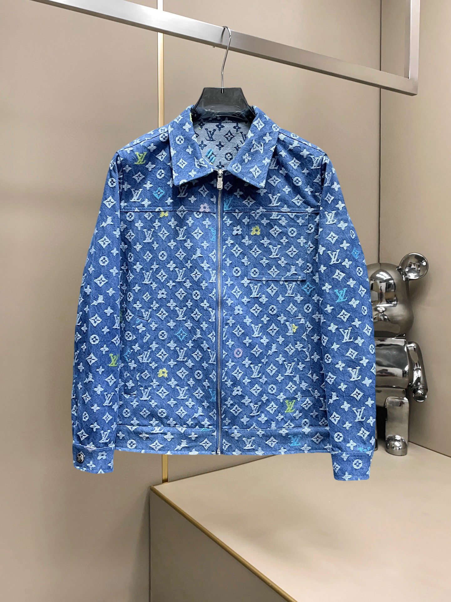 NO:607552,Louis Vuitton LV 2025 new autumn casual denim jacket, the latest fashionable casual jacket, fashionable jacket! Made of professionally customized technical fabrics, the surface is clean, smooth and shiny, the texture is obvious through the screen, the upper body is comfortable, light and not stuffy, giving you the most enjoyable wearing experience!  Exquisite accessories Logo accessories!  It perfectly improves the overall sense of luxury and class, and you can get the high-end luxury atmosphere at a glance! The basic and conventional hooded jacket is cut in a basic and conventional style. The upper body is versatile, simple and not picky. It can easily cope with various occasions and environments. It is undoubtedly a must-have product for daily commuting! Please indicate your height and weight when ordering sizes M-3XL!  ,,louis vuitton,louis vuitton,jackets & coats,jackets & coats,hats,alexander wang19860909路易威登LV 2025秋季新款休闲牛仔夹克外套,最新时尚休闲夹克,时尚夹克外套!专业定制的科技面料制成,表面整洁光滑且富有光泽,质感透过屏幕都显而易见,上身舒适轻盈不闷热, 给你最为享受的穿着体验！精致辅料Logo配饰！完美提升了整体的奢华档次感,一眼就能Get到的高端奢华气息!基础常规的连帽夹克版型裁剪,上身百搭简约不挑人,轻松应对各种场合与环境,属于日常通勤必备的臻品无疑!尺码M-3XL下单报身高体重！,,louis vuitton,louis vuitton,jackets & coats,jackets & coats,hats,alexander wang,Men's clothing