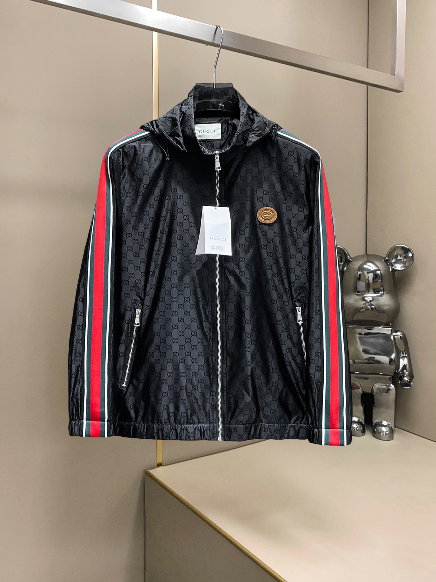 NO:607548,Gucci 2025 autumn new casual jacket, the latest fashionable casual jacket, fashionable jacket! Made of professionally customized technical fabrics, the surface is clean, smooth and shiny, the texture is obvious through the screen, the upper body is comfortable, light and not stuffy, giving you the most enjoyable wearing experience!  Exquisite accessories Logo accessories!  It perfectly improves the overall sense of luxury and class, and you can get the high-end luxury atmosphere at a glance! The basic and conventional hooded jacket is cut in a basic and conventional style. The upper body is versatile, simple and not picky. It can easily cope with various occasions and environments. It is undoubtedly a must-have product for daily commuting! Please indicate your height and weight when ordering sizes M-3XL!  ,,gucci,jackets & coats,jackets & coats,hats,alexander wang19860909古驰 2025秋季新款休闲夹克外套,最新时尚休闲夹克,时尚夹克外套!专业定制的科技面料制成,表面整洁光滑且富有光泽,质感透过屏幕都显而易见,上身舒适轻盈不闷热, 给你最为享受的穿着体验！精致辅料Logo配饰！完美提升了整体的奢华档次感,一眼就能Get到的高端奢华气息!基础常规的连帽夹克版型裁剪,上身百搭简约不挑人,轻松应对各种场合与环境,属于日常通勤必备的臻品无疑!尺码M-3XL下单报身高体重！,,gucci,jackets & coats,jackets & coats,hats,alexander wang,Men's clothing