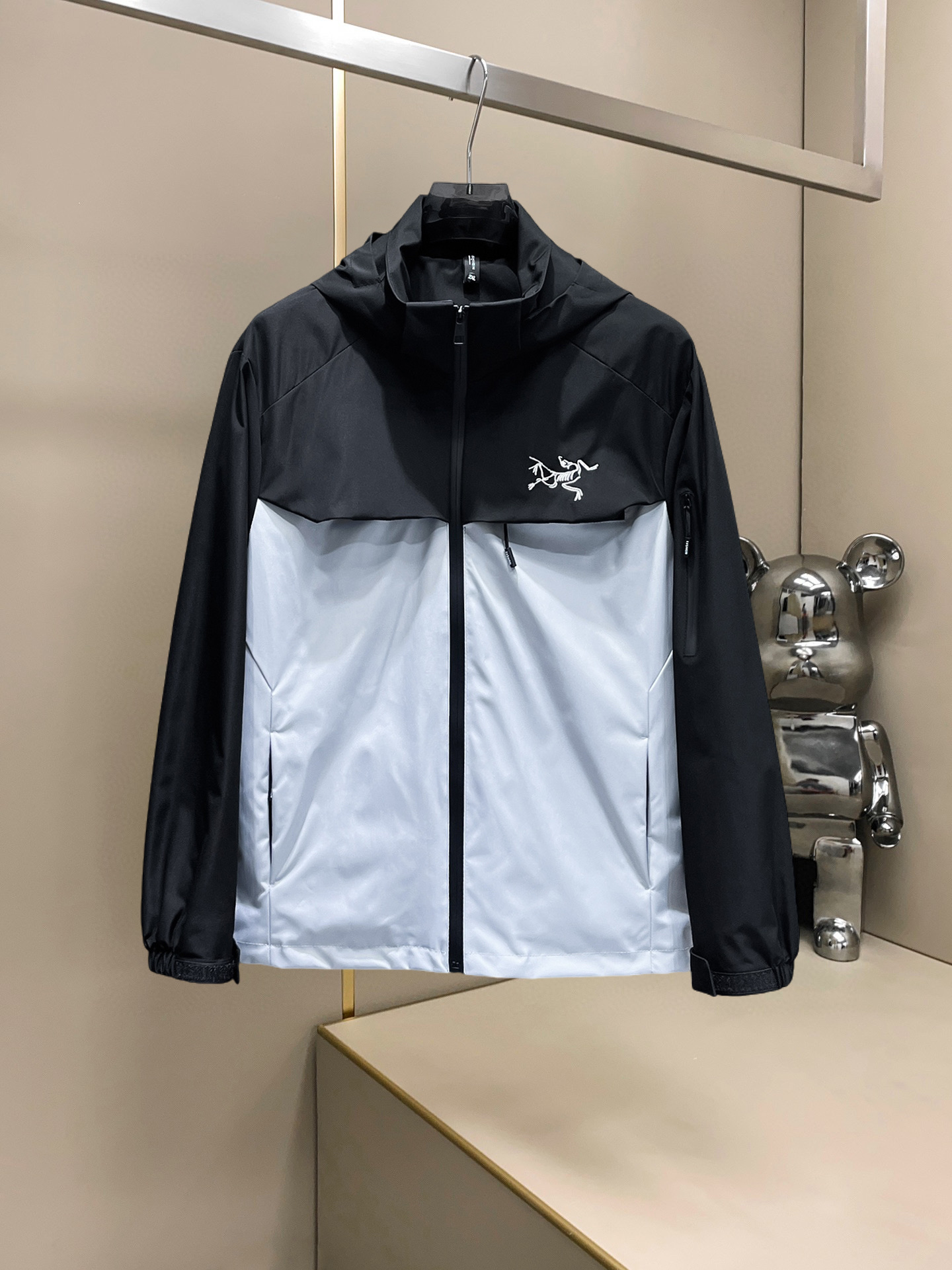 NO:607538,Arc'teryx 2025 autumn new casual jacket, the latest fashionable casual jacket, fashionable jacket! Made of professionally customized technical fabrics, the surface is clean, smooth and shiny, the texture is obvious through the screen, the upper body is comfortable, light and not stuffy, giving you the most enjoyable wearing experience!  Exquisite accessories Logo accessories!  It perfectly improves the overall sense of luxury and class, and you can get the high-end luxury atmosphere at a glance! The basic and conventional hooded jacket is cut in a basic and conventional style. The upper body is versatile, simple and not picky. It can easily cope with various occasions and environments. It is undoubtedly a must-have product for daily commuting! Please indicate your height and weight when ordering sizes M-3XL!  ,arc'teryx,jackets & coats,jackets & coats,hats,alexander wang19860909始祖鸟 2025秋季新款休闲夹克外套,最新时尚休闲夹克,时尚夹克外套!专业定制的科技面料制成,表面整洁光滑且富有光泽,质感透过屏幕都显而易见,上身舒适轻盈不闷热, 给你最为享受的穿着体验！精致辅料Logo配饰！完美提升了整体的奢华档次感,一眼就能Get到的高端奢华气息!基础常规的连帽夹克版型裁剪,上身百搭简约不挑人,轻松应对各种场合与环境,属于日常通勤必备的臻品无疑!尺码M-3XL下单报身高体重！,arc'teryx,jackets & coats,jackets & coats,hats,alexander wang,Men's clothing