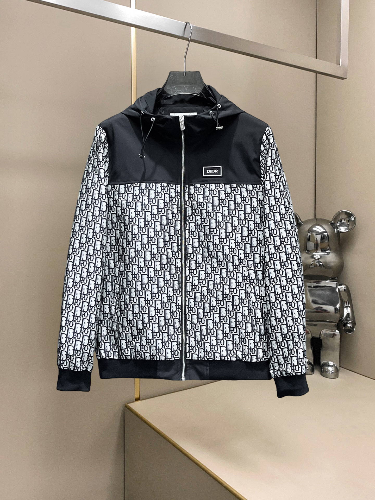 NO:607528,Dior's 2025 autumn new casual jacket, the latest fashionable casual jacket, fashionable jacket! Made of professionally customized technical fabrics, the surface is clean, smooth and shiny, the texture is obvious through the screen, the upper body is comfortable, light and not stuffy, giving you the most enjoyable wearing experience!  Exquisite accessories Logo accessories!  It perfectly improves the overall sense of luxury and class, and you can get the high-end luxury atmosphere at a glance! The basic and conventional hooded jacket is cut in a basic and conventional style. The upper body is versatile, simple and not picky. It can easily cope with various occasions and environments. It is undoubtedly a must-have product for daily commuting! Please indicate your height and weight when ordering sizes M-3XL!  ,,dior,jackets & coats,jackets & coats,hats,alexander wang19860909迪奥2025秋季新款休闲夹克外套,最新时尚休闲夹克,时尚夹克外套!专业定制的科技面料制成,表面整洁光滑且富有光泽,质感透过屏幕都显而易见,上身舒适轻盈不闷热, 给你最为享受的穿着体验！精致辅料Logo配饰！完美提升了整体的奢华档次感,一眼就能Get到的高端奢华气息!基础常规的连帽夹克版型裁剪,上身百搭简约不挑人,轻松应对各种场合与环境,属于日常通勤必备的臻品无疑!尺码M-3XL下单报身高体重！,,dior,jackets & coats,jackets & coats,hats,alexander wang,Men's clothing