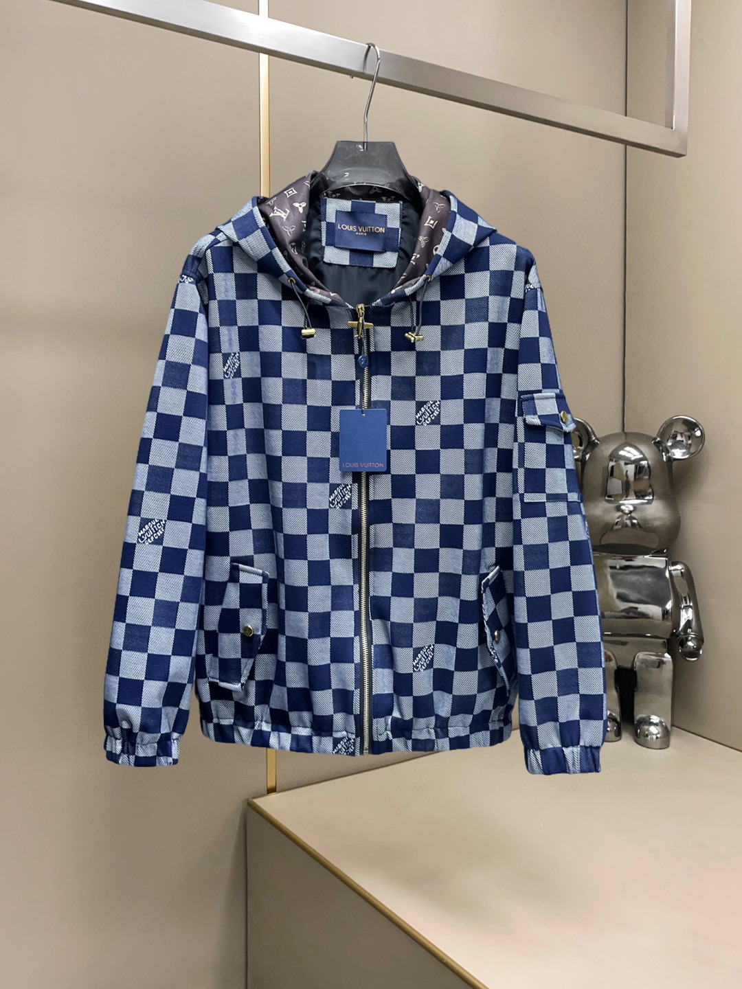 NO:607572,Lv 2025 autumn new casual jacket, the latest fashionable casual jacket, fashionable jacket! Made of professionally customized technical fabrics, the surface is clean, smooth and shiny, the texture is obvious through the screen, the upper body is comfortable, light and not stuffy, giving you the most enjoyable wearing experience!  Exquisite accessories Logo accessories!  It perfectly improves the overall sense of luxury and class, and you can get the high-end luxury atmosphere at a glance! The basic and conventional hooded jacket is cut in a basic and conventional style. The upper body is versatile, simple and not picky. It can easily cope with various occasions and environments. It is undoubtedly a must-have product for daily commuting! Please indicate your height and weight when ordering sizes M-3XL!  ,,louis vuitton,jackets & coats,jackets & coats,hats,alexander wang19860909Lv 2025秋季新款休闲夹克外套,最新时尚休闲夹克,时尚夹克外套!专业定制的科技面料制成,表面整洁光滑且富有光泽,质感透过屏幕都显而易见,上身舒适轻盈不闷热, 给你最为享受的穿着体验！精致辅料Logo配饰！完美提升了整体的奢华档次感,一眼就能Get到的高端奢华气息!基础常规的连帽夹克版型裁剪,上身百搭简约不挑人,轻松应对各种场合与环境,属于日常通勤必备的臻品无疑!尺码M-3XL下单报身高体重！,,louis vuitton,jackets & coats,jackets & coats,hats,alexander wang,Men's clothing