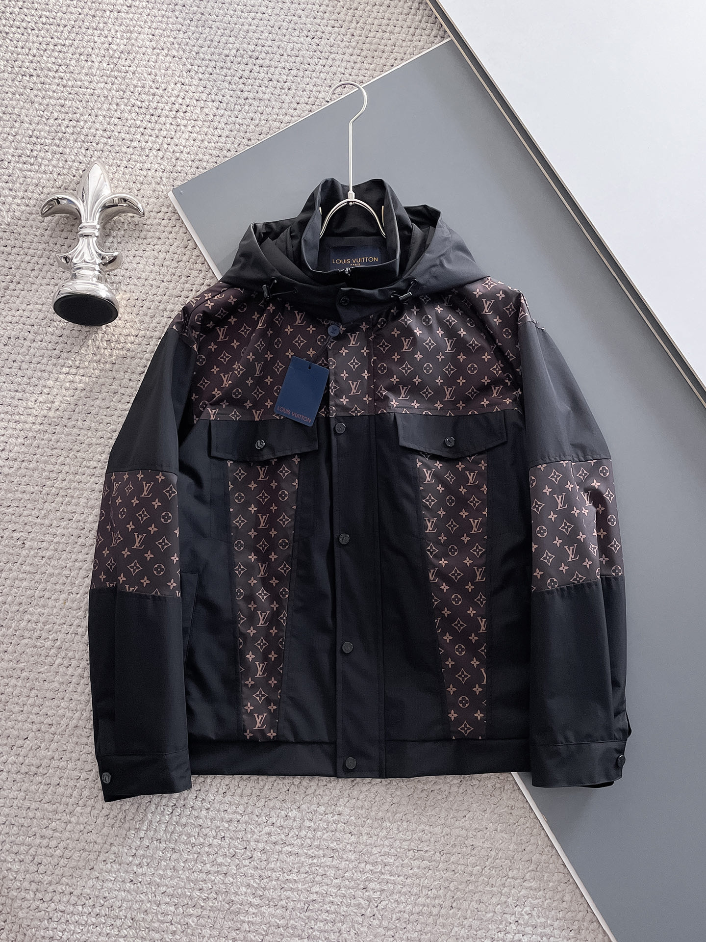 NO:571567,LV 2025 new autumn jacket, the new product on the show is in perfect condition, comfortable and warm, complete with three labels, full and attractive colors, very outstanding design, easily upgrades the fashion sense, extremely sophisticated and rigorous workmanship, neat and meticulous wiring!  A masterpiece from a famous designer!  The upper body does not look bloated and is super handsome!  Available sizes M ~ XXXL,,louis vuitton,jackets & coats,jackets & coats,alexander wang19860909LV 2025秋季新款夹克外套,秀场新品品相非常完美,舒适保暖,三标齐全色泽饱满诱人,非常出彩的设计,轻松将时髦感进阶,做工极为考究严谨,走线工整细致！大牌设计师巨作！上身不显臃肿、超级帅气！现货码数M ～ XXXL,,louis vuitton,jackets & coats,jackets & coats,alexander wang,Men's clothing