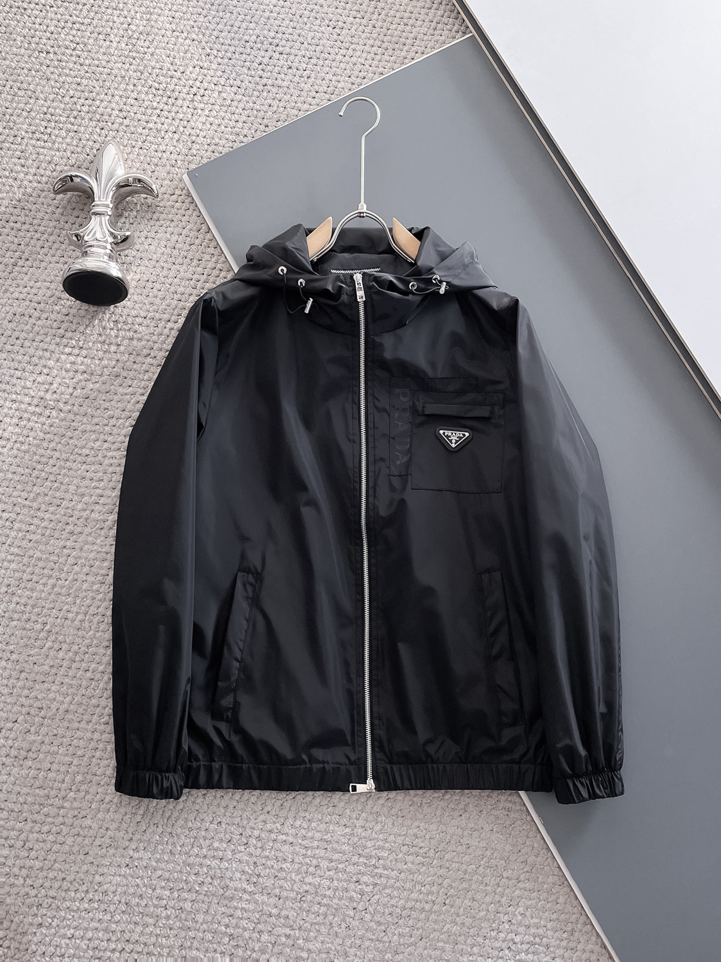 NO:571565,Prada 2025 new autumn jacket, the new product on the show is in perfect condition, comfortable and warm, complete with three colors, full and attractive color, very outstanding design, easily upgrades the fashion sense, extremely elegant and rigorous workmanship, neat and meticulous wiring!  A masterpiece from a famous designer!  The upper body does not look bloated and is super handsome!  Available sizes M ~ XXXL,,prada,jackets & coats,jackets & coats,alexander wang19860909普拉达 2025秋季新款夹克外套,秀场新品品相非常完美,舒适保暖,三标齐全色泽饱满诱人,非常出彩的设计,轻松将时髦感进阶,做工极为考究严谨,走线工整细致！大牌设计师巨作！上身不显臃肿、超级帅气！现货码数M ～ XXXL,,prada,jackets & coats,jackets & coats,alexander wang,Men's clothing