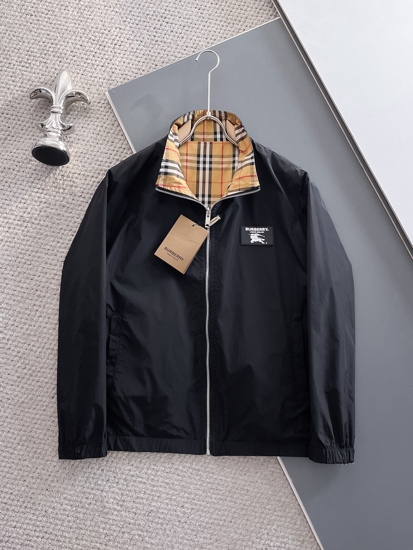 NO:571563,Burberry's 2025 new autumn jacket, the new product on the show is in perfect condition, comfortable and warm, complete with three colors, full and attractive color, very outstanding design, easily upgrades the fashion sense, extremely elegant and rigorous workmanship, neat and meticulous wiring!  A masterpiece from a famous designer!  The upper body does not look bloated and is super handsome!  Available size M ~ XXXL,,burberry,jackets & coats,jackets & coats,alexander wang19860909巴宝莉 2025秋季新款夹克外套,秀场新品品相非常完美,舒适保暖,三标齐全色泽饱满诱人,非常出彩的设计,轻松将时髦感进阶,做工极为考究严谨,走线工整细致！大牌设计师巨作！上身不显臃肿、超级帅气！现货码数M ～ XXXL,,burberry,jackets & coats,jackets & coats,alexander wang,Men's clothing