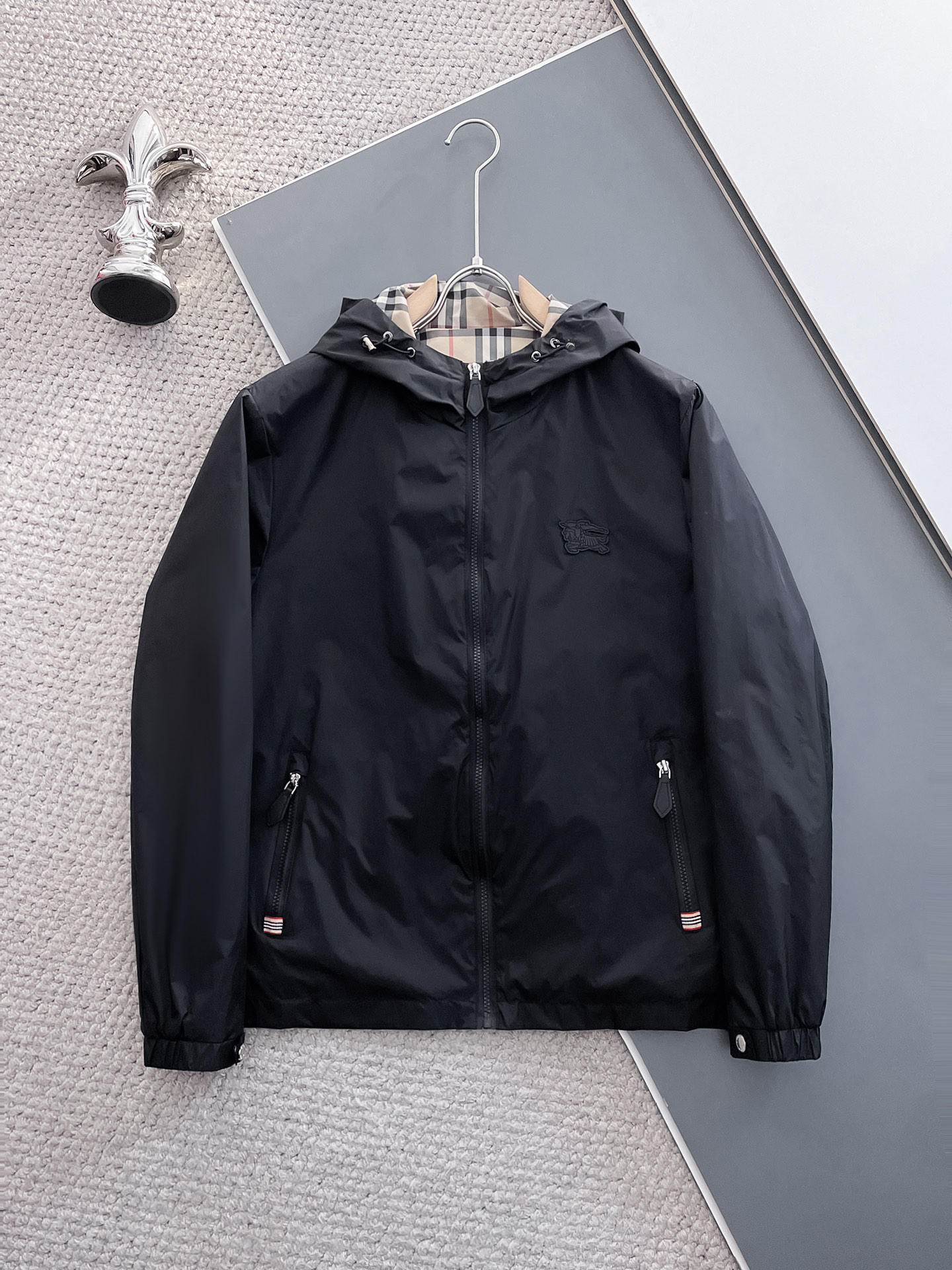 NO:571559,Burberry's 2025 new autumn jacket, the new product on the show is in perfect condition, comfortable and warm, complete with three colors, full and attractive color, very outstanding design, easily upgrades the fashion sense, extremely elegant and rigorous workmanship, neat and meticulous wiring!  A masterpiece from a famous designer!  The upper body does not look bloated and is super handsome!  Available size M ~ XXXL,,burberry,jackets & coats,jackets & coats,alexander wang19860909巴宝莉 2025秋季新款夹克外套,秀场新品品相非常完美,舒适保暖,三标齐全色泽饱满诱人,非常出彩的设计,轻松将时髦感进阶,做工极为考究严谨,走线工整细致！大牌设计师巨作！上身不显臃肿、超级帅气！现货码数M ～ XXXL,,burberry,jackets & coats,jackets & coats,alexander wang,Men's clothing