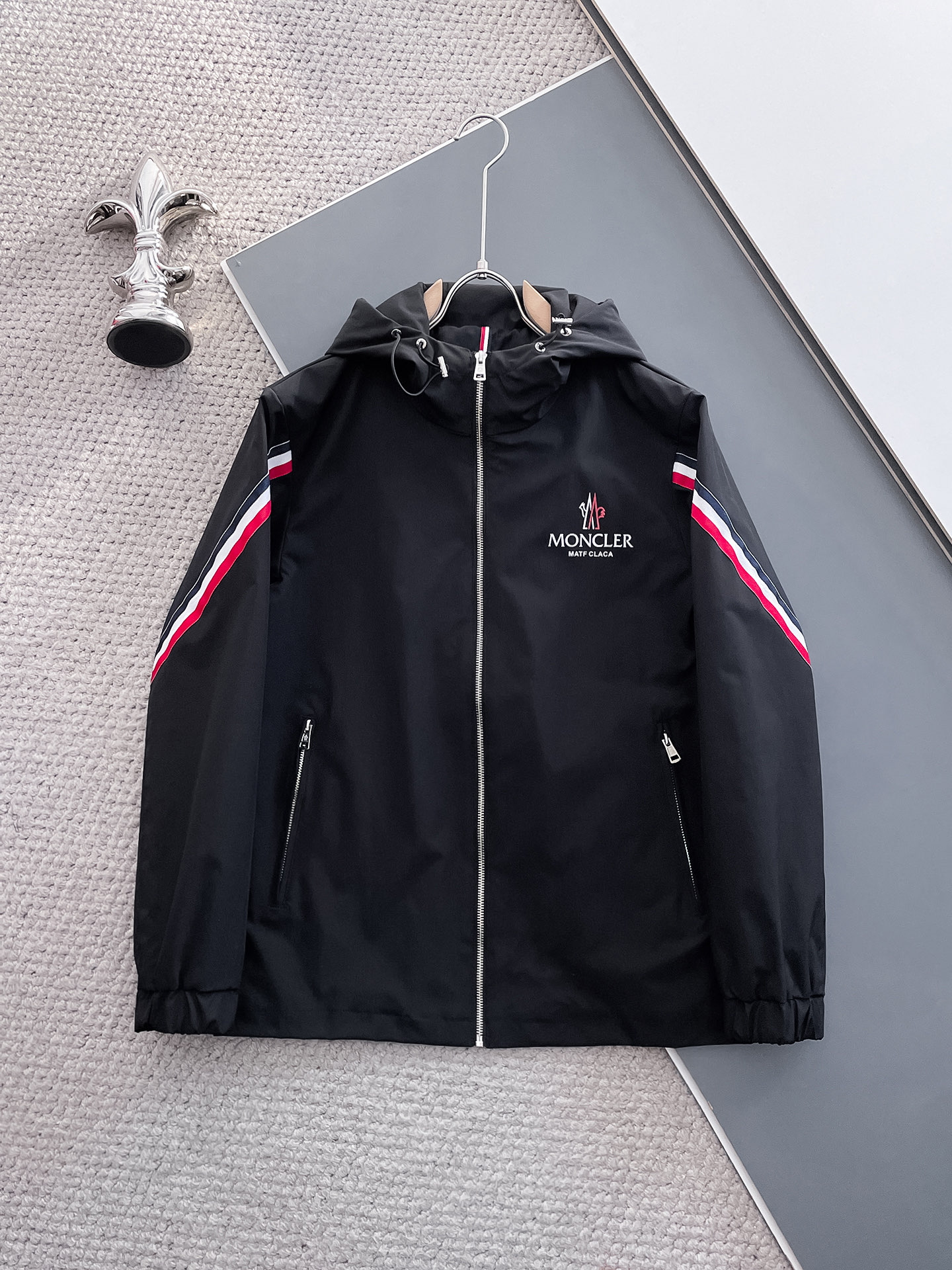 NO:571557,Mengkou 2025 new autumn jacket, the new product on the show is in perfect condition, comfortable and warm, complete with three labels, full and attractive color, very outstanding design, easily upgrades the fashion sense, extremely elegant and rigorous workmanship, neat and meticulous wiring!  A masterpiece from a famous designer!  The upper body does not look bloated and is super handsome!  Available sizes M ~ XXXL,,Moncler,jackets & coats,jackets & coats,alexander wang19860909蒙口 2025秋季新款夹克外套,秀场新品品相非常完美,舒适保暖,三标齐全色泽饱满诱人,非常出彩的设计,轻松将时髦感进阶,做工极为考究严谨,走线工整细致！大牌设计师巨作！上身不显臃肿、超级帅气！现货码数M ～ XXXL,,Moncler,jackets & coats,jackets & coats,alexander wang,Men's clothing