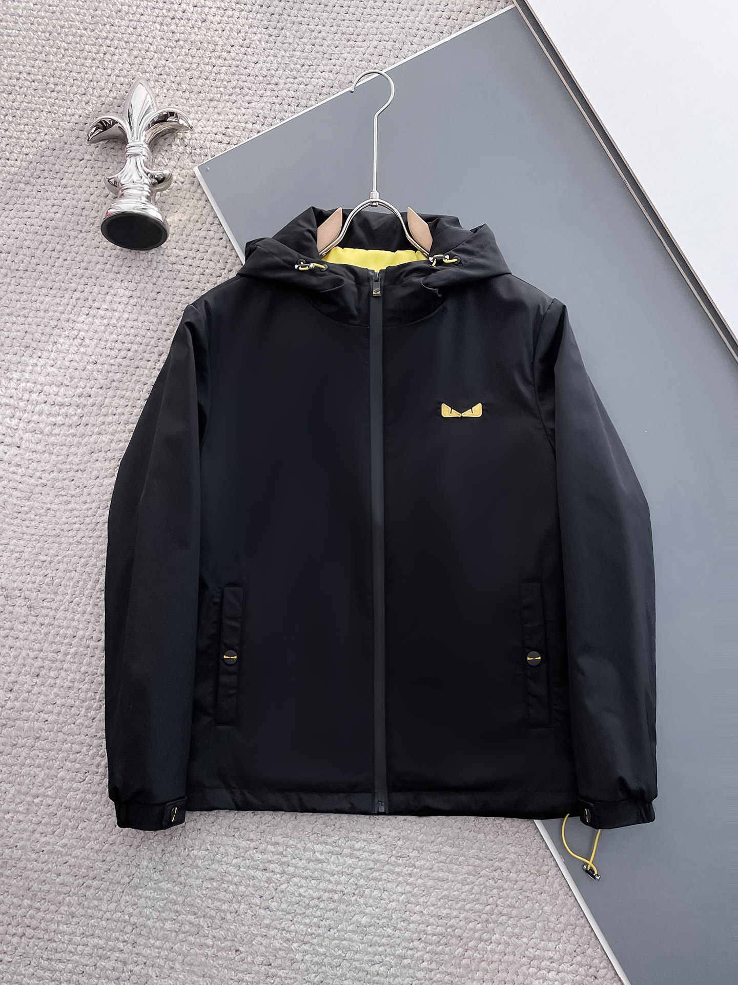 NO:571555,Fendi 2025 new autumn jacket, the new product on the show is in perfect condition, comfortable and warm, complete with three colors, full and attractive colors, very outstanding design, easily upgrades the fashion sense, extremely sophisticated and rigorous workmanship, neat and meticulous wiring!  A masterpiece from a famous designer!  The upper body does not look bloated and is super handsome!  Available sizes M ~ XXXL,,fendi,jackets & coats,jackets & coats,alexander wang19860909芬迪 2025秋季新款夹克外套,秀场新品品相非常完美,舒适保暖,三标齐全色泽饱满诱人,非常出彩的设计,轻松将时髦感进阶,做工极为考究严谨,走线工整细致！大牌设计师巨作！上身不显臃肿、超级帅气！现货码数M ～ XXXL,,fendi,jackets & coats,jackets & coats,alexander wang,Men's clothing