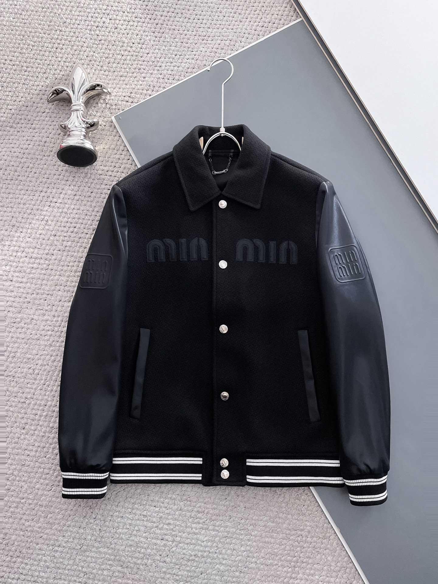 NO:571553,miumiu 2025 new autumn jacket, the new product on the show is in perfect condition, comfortable and warm, complete with three labels, full and attractive color, very outstanding design, easily upgrades the fashion sense, extremely elegant and rigorous workmanship, neat and meticulous wiring!  A masterpiece from a famous designer!  The upper body does not look bloated and is super handsome!  Available sizes M ~ XXXL,,miumiu,jackets & coats,jackets & coats,alexander wang19860909miumiu 缪缪 2025秋季新款夹克外套,秀场新品品相非常完美,舒适保暖,三标齐全色泽饱满诱人,非常出彩的设计,轻松将时髦感进阶,做工极为考究严谨,走线工整细致！大牌设计师巨作！上身不显臃肿、超级帅气！现货码数M ～ XXXL,,miumiu,jackets & coats,jackets & coats,alexander wang,Men's clothing