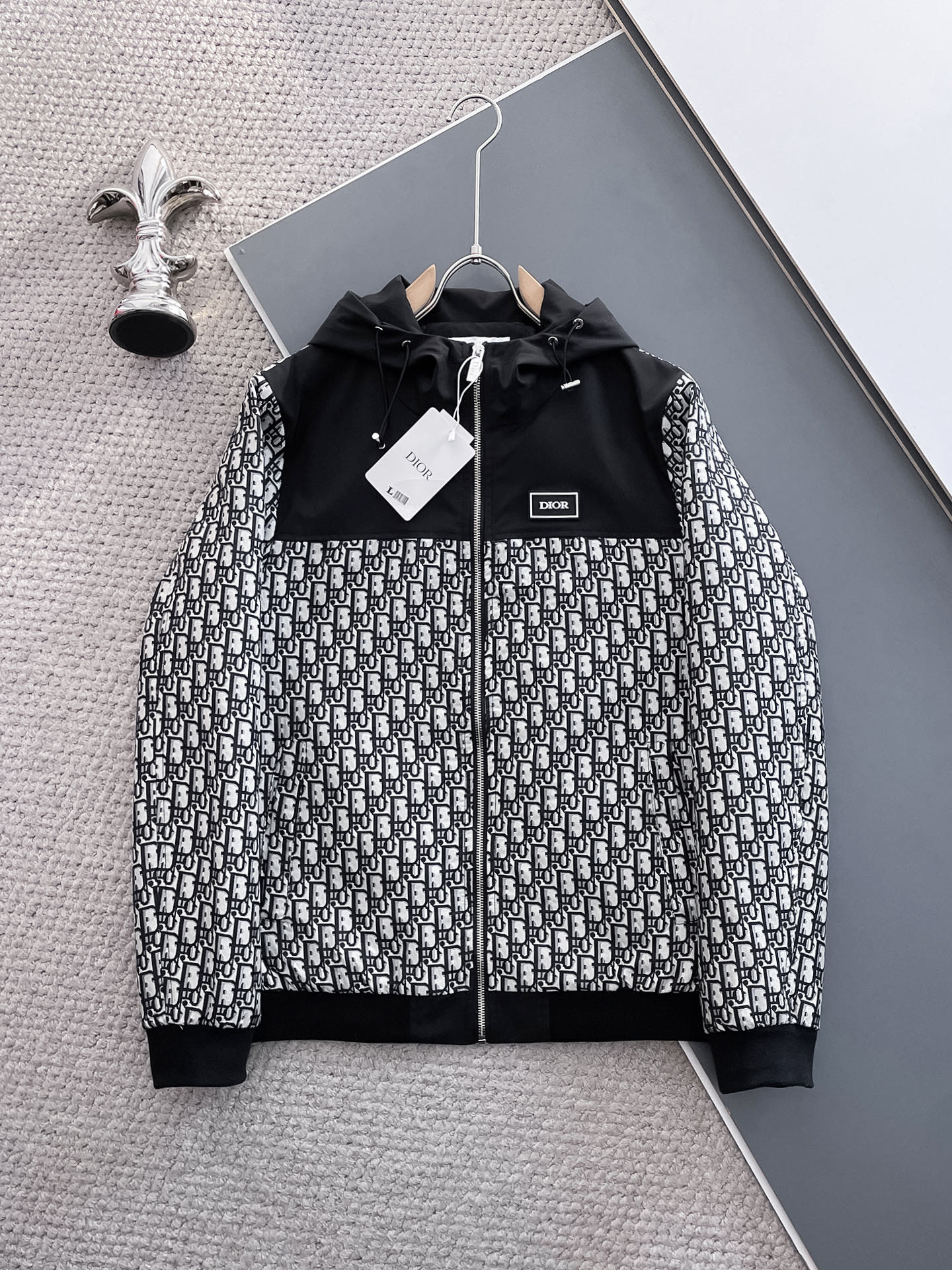 NO:571570,Dior's 2025 new autumn jacket, the new product on the show is in perfect condition, comfortable and warm, complete with three labels, full and attractive colors, very outstanding design, easily upgrades the fashion sense, extremely elegant and rigorous workmanship, neat and meticulous wiring!  A masterpiece from a famous designer!  The upper body does not look bloated and is super handsome!  Available sizes M ~ XXXL,,dior,jackets & coats,jackets & coats,alexander wang19860909迪奥 2025秋季新款夹克外套,秀场新品品相非常完美,舒适保暖,三标齐全色泽饱满诱人,非常出彩的设计,轻松将时髦感进阶,做工极为考究严谨,走线工整细致！大牌设计师巨作！上身不显臃肿、超级帅气！现货码数M ～ XXXL,,dior,jackets & coats,jackets & coats,alexander wang,Men's clothing