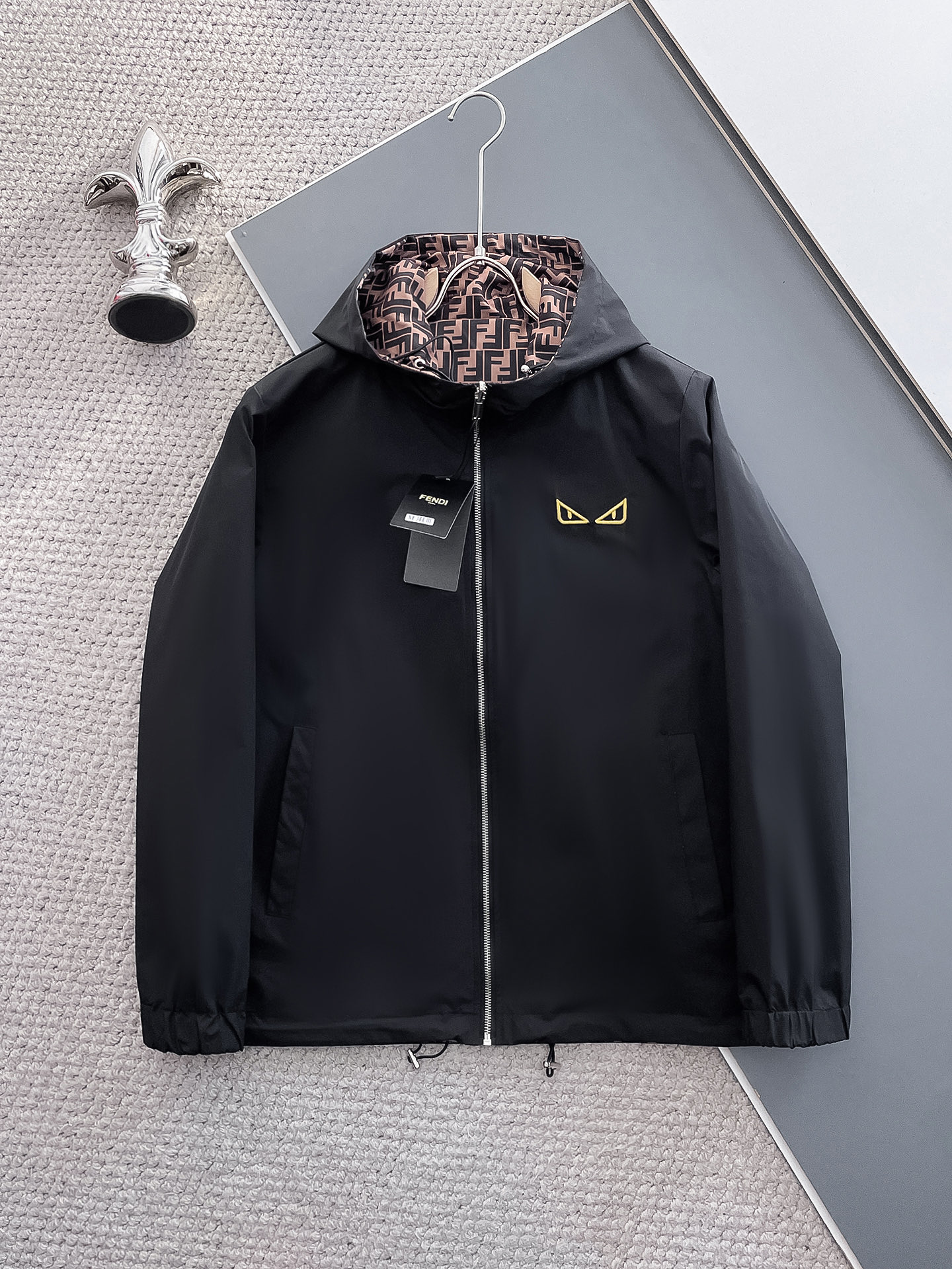 NO:571568,Fendi 2025 new autumn jacket, the new product on the show is in perfect condition, comfortable and warm, complete with three colors, full and attractive colors, very outstanding design, easily upgrades the fashion sense, extremely sophisticated and rigorous workmanship, neat and meticulous wiring!  A masterpiece from a famous designer!  The upper body does not look bloated and is super handsome!  Available sizes M ~ XXXL,,fendi,jackets & coats,jackets & coats,alexander wang19860909芬迪 2025秋季新款夹克外套,秀场新品品相非常完美,舒适保暖,三标齐全色泽饱满诱人,非常出彩的设计,轻松将时髦感进阶,做工极为考究严谨,走线工整细致！大牌设计师巨作！上身不显臃肿、超级帅气！现货码数M ～ XXXL,,fendi,jackets & coats,jackets & coats,alexander wang,Men's clothing