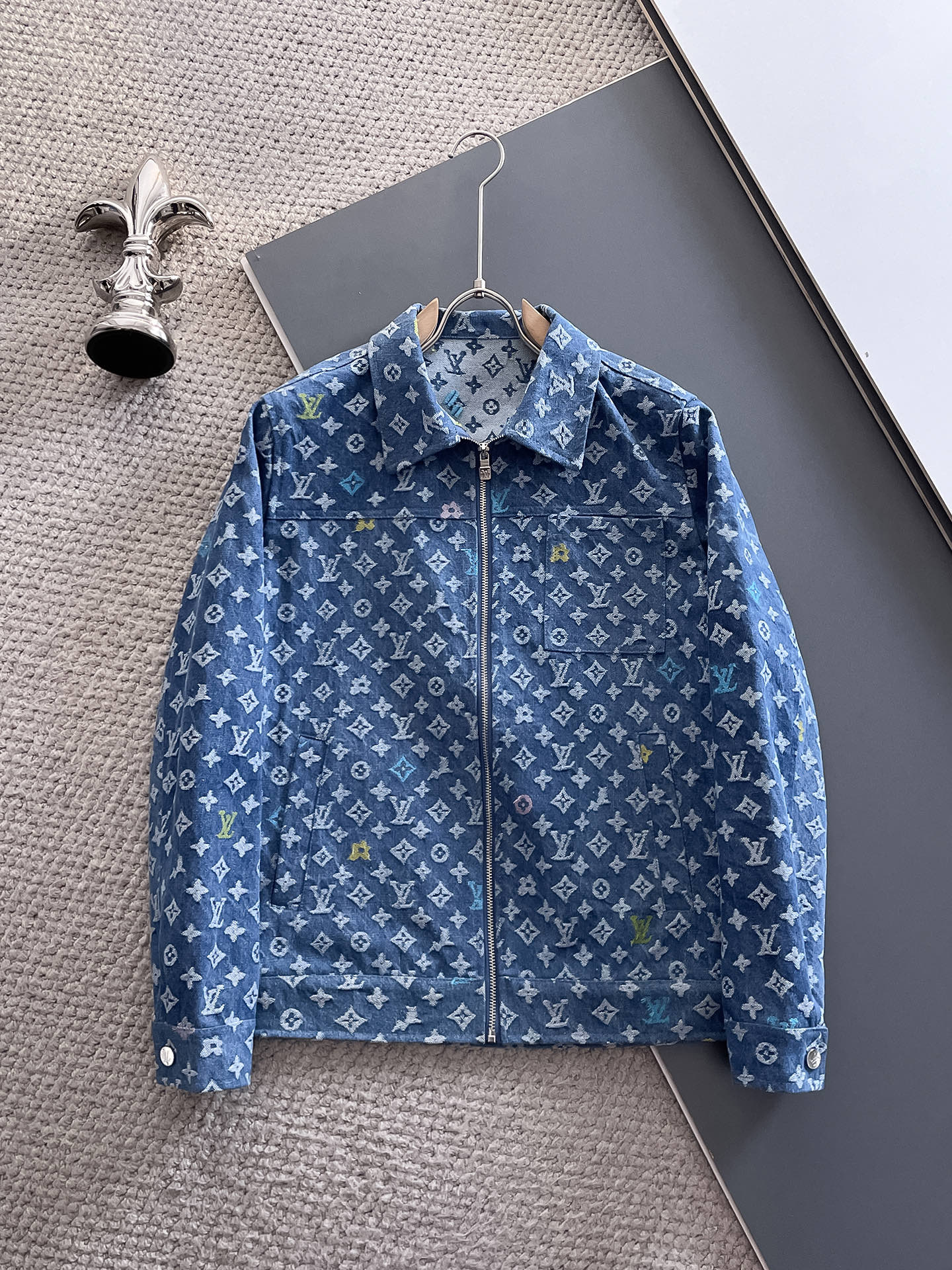 NO:571566,Lv (high-end quality) 2025 new autumn fashion casual jacket, imported original denim technology fabric, the upper body is comfortable and breathable, exquisite handcraft logo on the chest, unique design European fashion style, digital positioning printing technology on the back, highlighting the personality of young people, original hardware accessories, extremely high grade, handsome upper body!  Please report your height and weight when placing an order for M-3XL!  ,,louis vuitton,jackets & coats,jackets & coats,alexander wang19860909Lv（高端品质）2025秋季新品时尚休闲夹克外套,进口原版牛仔科技面料,上身舒适透气,胸前精致手工工艺logo,独特设计欧洲时尚风格,反面数码定位印花工艺,彰显了年轻人的个性,原版五金辅料,档次极高,上身帅气十足！M-3XL下单报身高体重！,,louis vuitton,jackets & coats,jackets & coats,alexander wang,Men's clothing