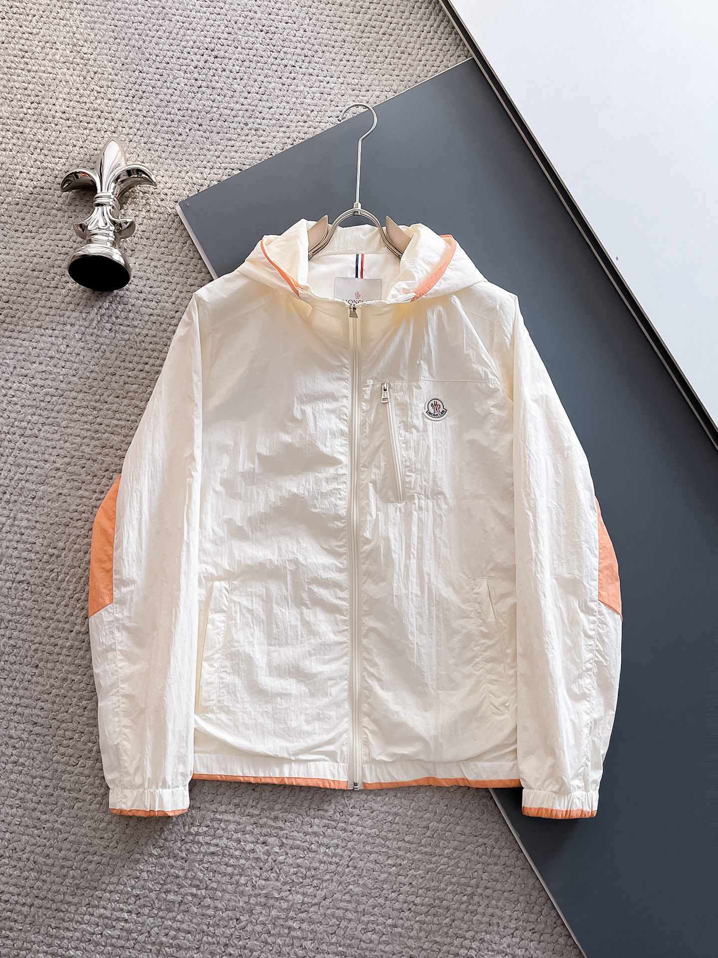 NO:571564,Mengkou 2025 new autumn jacket, the new product on the show is in perfect condition, comfortable and warm, complete with three labels, full and attractive color, very outstanding design, easily upgrades the fashion sense, extremely elegant and rigorous workmanship, neat and meticulous wiring!  A masterpiece from a famous designer!  The upper body does not look bloated and is super handsome!  Available sizes M ~ XXXL,,Moncler,jackets & coats,jackets & coats,alexander wang19860909蒙口 2025秋季新款夹克外套,秀场新品品相非常完美,舒适保暖,三标齐全色泽饱满诱人,非常出彩的设计,轻松将时髦感进阶,做工极为考究严谨,走线工整细致！大牌设计师巨作！上身不显臃肿、超级帅气！现货码数M ～ XXXL,,Moncler,jackets & coats,jackets & coats,alexander wang,Men's clothing