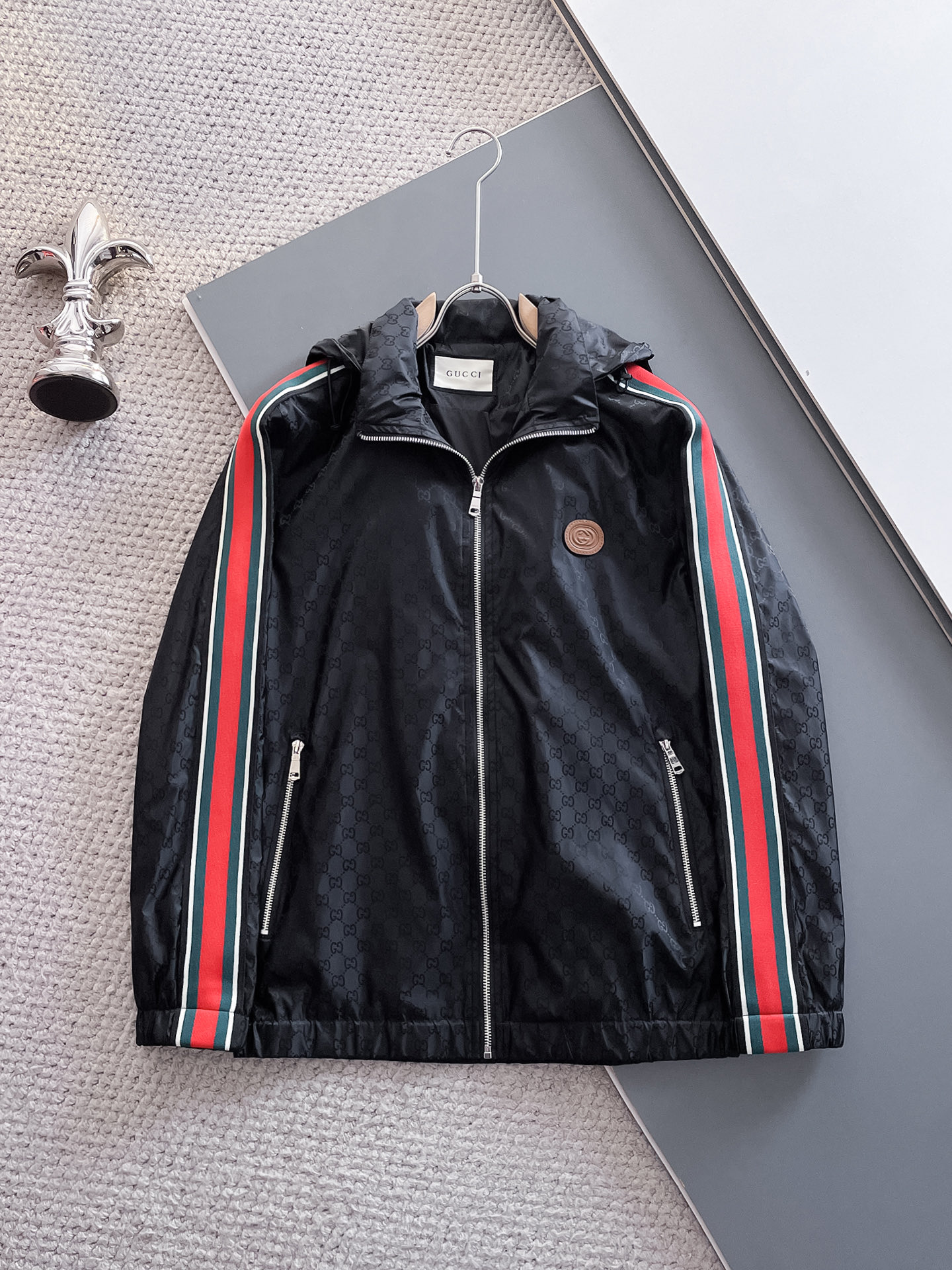 NO:571562,Gucci's 2025 new autumn jacket, the new product on the show is in perfect condition, comfortable and warm, complete with three labels, full of attractive colors, very outstanding design, easily upgrades the fashion sense, extremely elegant and rigorous workmanship, neat and meticulous wiring!  A masterpiece from a famous designer!  The upper body does not look bloated and is super handsome!  Available sizes M ~ XXXL,,gucci,jackets & coats,jackets & coats,alexander wang19860909古驰2025秋季新款夹克外套,秀场新品品相非常完美,舒适保暖,三标齐全色泽饱满诱人,非常出彩的设计,轻松将时髦感进阶,做工极为考究严谨,走线工整细致！大牌设计师巨作！上身不显臃肿、超级帅气！现货码数M ～ XXXL,,gucci,jackets & coats,jackets & coats,alexander wang,Men's clothing