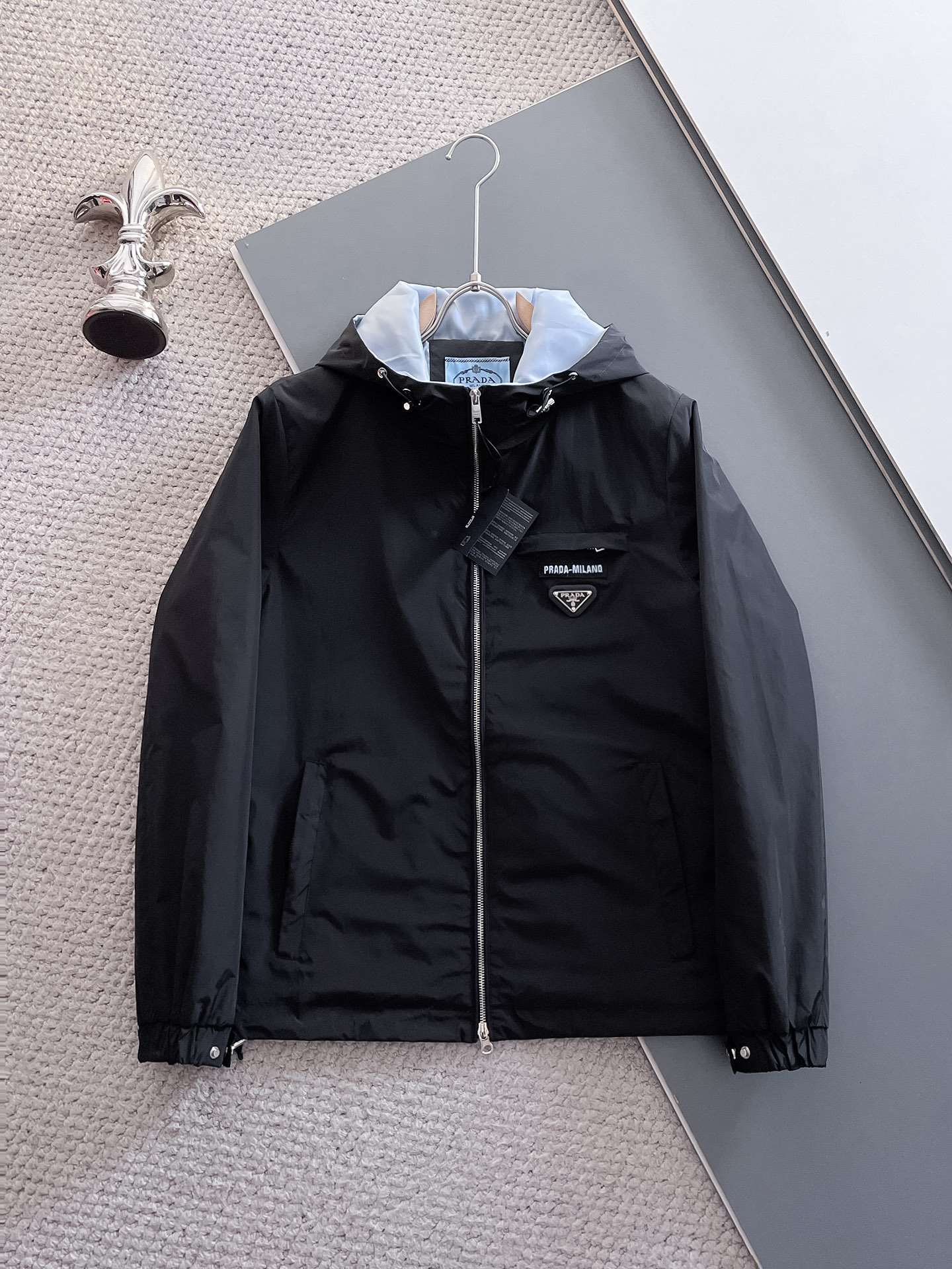 NO:571560,Prada 2025 new autumn jacket, the new product on the show is in perfect condition, comfortable and warm, complete with three colors, full and attractive color, very outstanding design, easily upgrades the fashion sense, extremely elegant and rigorous workmanship, neat and meticulous wiring!  A masterpiece from a famous designer!  The upper body does not look bloated and is super handsome!  Available sizes M ~ XXXL,,prada,jackets & coats,jackets & coats,alexander wang19860909普拉达 2025秋季新款夹克外套,秀场新品品相非常完美,舒适保暖,三标齐全色泽饱满诱人,非常出彩的设计,轻松将时髦感进阶,做工极为考究严谨,走线工整细致！大牌设计师巨作！上身不显臃肿、超级帅气！现货码数M ～ XXXL,,prada,jackets & coats,jackets & coats,alexander wang,Men's clothing