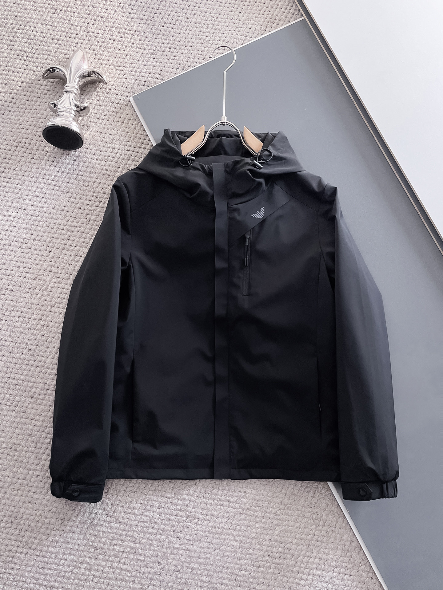 NO:571556,Armani 2025 new autumn jacket, the new product on the show is in perfect condition, comfortable and warm, complete with three labels, full and attractive color, very outstanding design, easily upgrades the fashion sense, extremely elegant and rigorous workmanship, neat and meticulous wiring!  A masterpiece from a famous designer!  The upper body does not look bloated and is super handsome!  Available sizes M ~ XXXL,,armani,jackets & coats,jackets & coats,alexander wang19860909阿玛尼 2025秋季新款夹克外套,秀场新品品相非常完美,舒适保暖,三标齐全色泽饱满诱人,非常出彩的设计,轻松将时髦感进阶,做工极为考究严谨,走线工整细致！大牌设计师巨作！上身不显臃肿、超级帅气！现货码数M ～ XXXL,,armani,jackets & coats,jackets & coats,alexander wang,Men's clothing