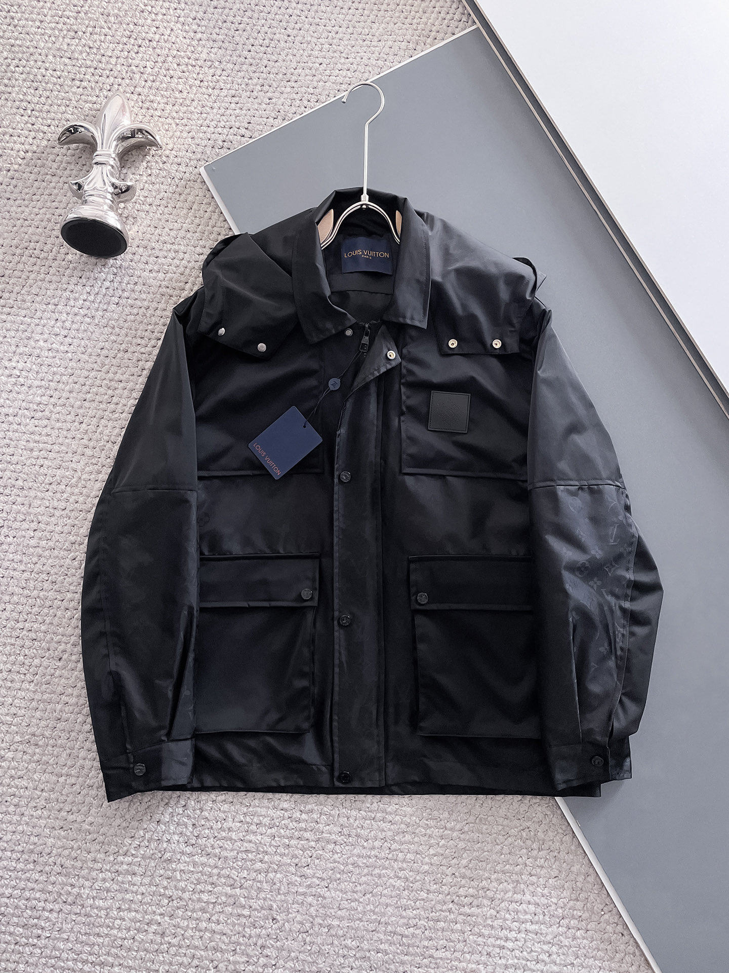 NO:571561,LV 2025 new autumn jacket, the new product on the show is in perfect condition, comfortable and warm, complete with three labels, full and attractive colors, very outstanding design, easily upgrades the fashion sense, extremely sophisticated and rigorous workmanship, neat and meticulous wiring!  A masterpiece from a famous designer!  The upper body does not look bloated and is super handsome!  Available sizes M ~ XXXL,,louis vuitton,jackets & coats,jackets & coats,alexander wang19860909LV 2025秋季新款夹克外套,秀场新品品相非常完美,舒适保暖,三标齐全色泽饱满诱人,非常出彩的设计,轻松将时髦感进阶,做工极为考究严谨,走线工整细致！大牌设计师巨作！上身不显臃肿、超级帅气！现货码数M ～ XXXL,,louis vuitton,jackets & coats,jackets & coats,alexander wang,Men's clothing