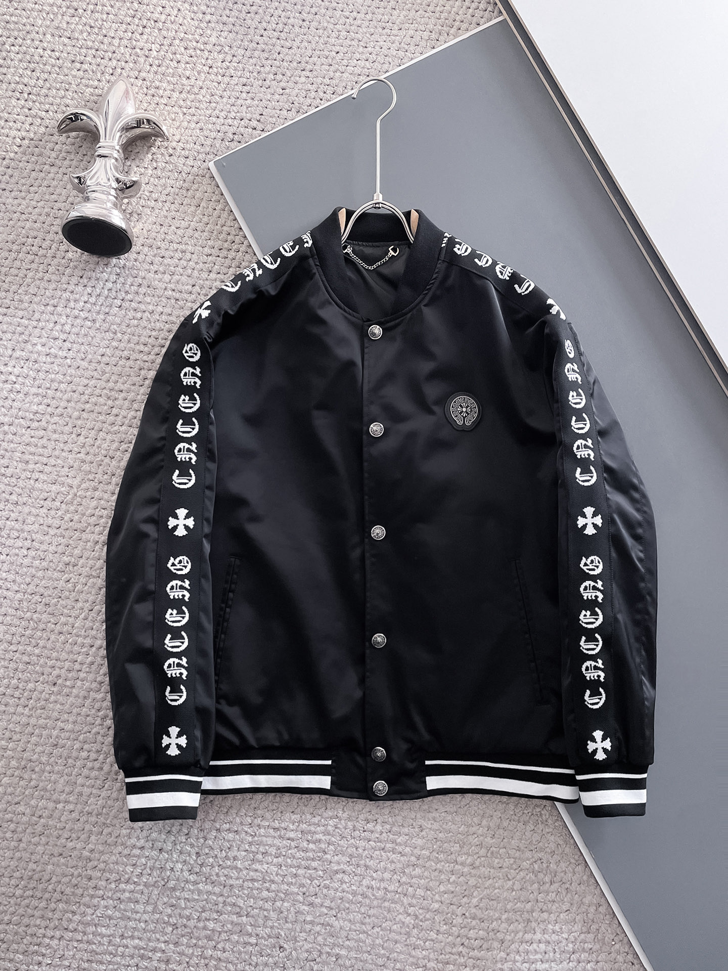 NO:571554,Croxin 2025 new autumn jacket, the new product on the show is in perfect condition, comfortable and warm, complete with three labels, full of attractive colors, very outstanding design, easily upgrades the fashion sense, extremely elegant and rigorous workmanship, neat and meticulous wiring!  A masterpiece from a famous designer!  The upper body does not look bloated and is super handsome!  Available sizes M ~ XXXL,,chrome hearts,jackets & coats,jackets & coats,alexander wang19860909克罗心 2025秋季新款夹克外套,秀场新品品相非常完美,舒适保暖,三标齐全色泽饱满诱人,非常出彩的设计,轻松将时髦感进阶,做工极为考究严谨,走线工整细致！大牌设计师巨作！上身不显臃肿、超级帅气！现货码数M ～ XXXL,,chrome hearts,jackets & coats,jackets & coats,alexander wang,Men's clothing