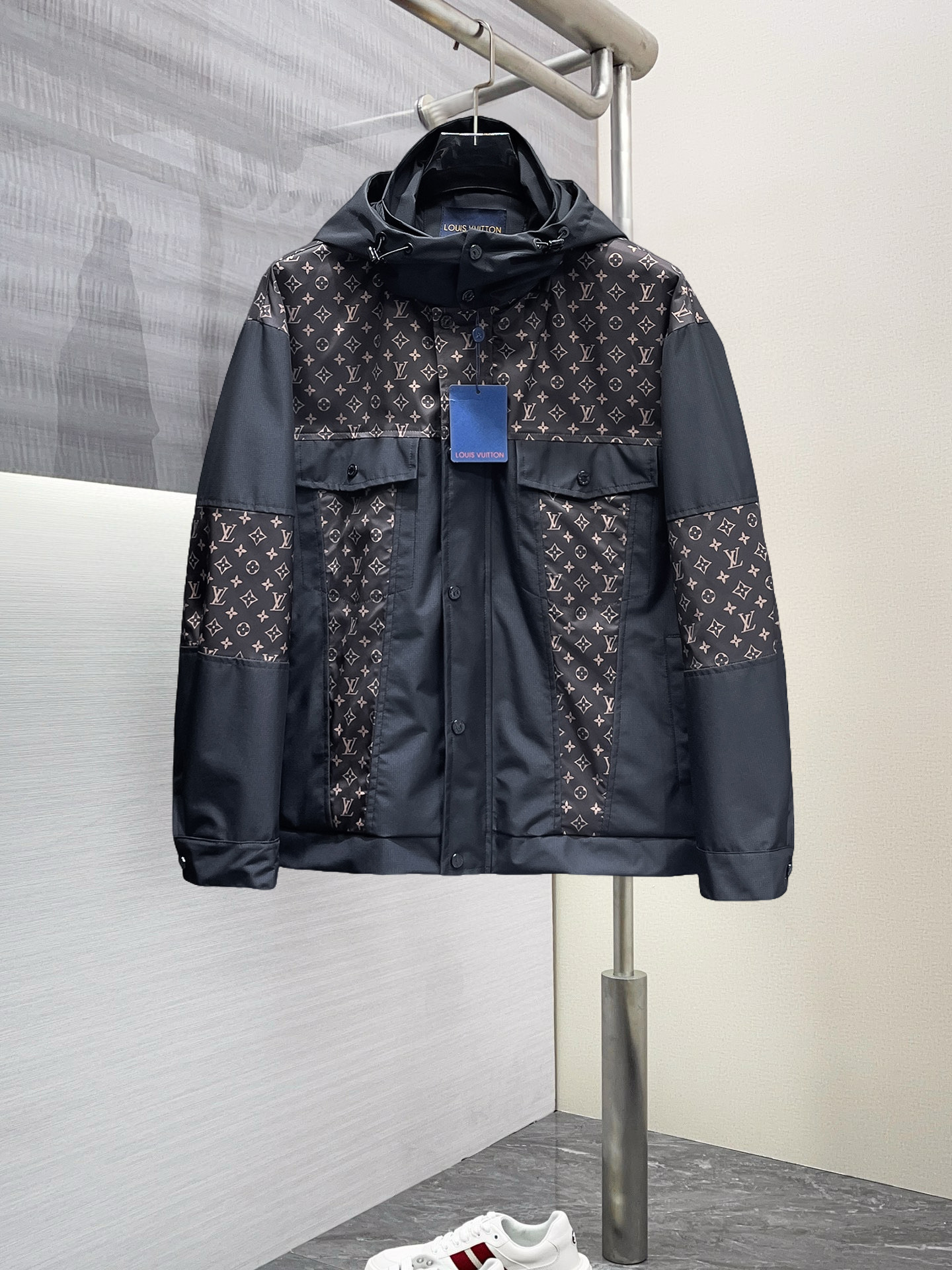 NO:568404,LV 2025 spring new jacket, the new product on the show is in perfect condition, comfortable and warm, complete with three labels, full and attractive color, very outstanding design, easily upgrades the fashion sense, extremely elegant and rigorous workmanship, neat and meticulous wiring!  A masterpiece from a famous designer!  The upper body does not look bloated and is super handsome!  Available sizes M ~ XXXL,,louis vuitton,jackets & coats,jackets & coats,alexander wang19860909LV 2025开春新款夹克外套,秀场新品品相非常完美,舒适保暖,三标齐全色泽饱满诱人,非常出彩的设计,轻松将时髦感进阶,做工极为考究严谨,走线工整细致！大牌设计师巨作！上身不显臃肿、超级帅气！现货码数M ～ XXXL,,louis vuitton,jackets & coats,jackets & coats,alexander wang,Men's clothing