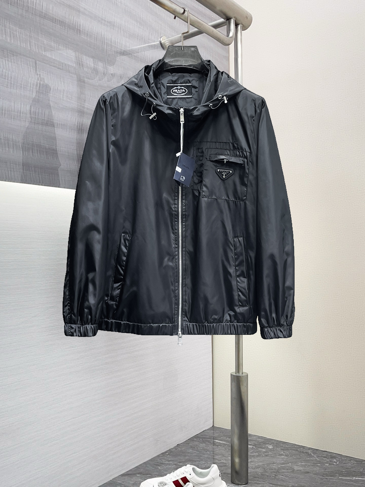 NO:568409,Prada's 2025 spring new jacket, the new product on the show is in perfect condition, comfortable and warm, complete with three colors, full and attractive color, very outstanding design, easily upgrades the fashion sense, extremely elegant and rigorous workmanship, neat and meticulous wiring!  A masterpiece from a famous designer!  The upper body does not look bloated and is super handsome!  Available sizes M ~ XXXL,,prada,jackets & coats,jackets & coats,alexander wang19860909普拉达 2025开春新款夹克外套,秀场新品品相非常完美,舒适保暖,三标齐全色泽饱满诱人,非常出彩的设计,轻松将时髦感进阶,做工极为考究严谨,走线工整细致！大牌设计师巨作！上身不显臃肿、超级帅气！现货码数M ～ XXXL,,prada,jackets & coats,jackets & coats,alexander wang,Men's clothing