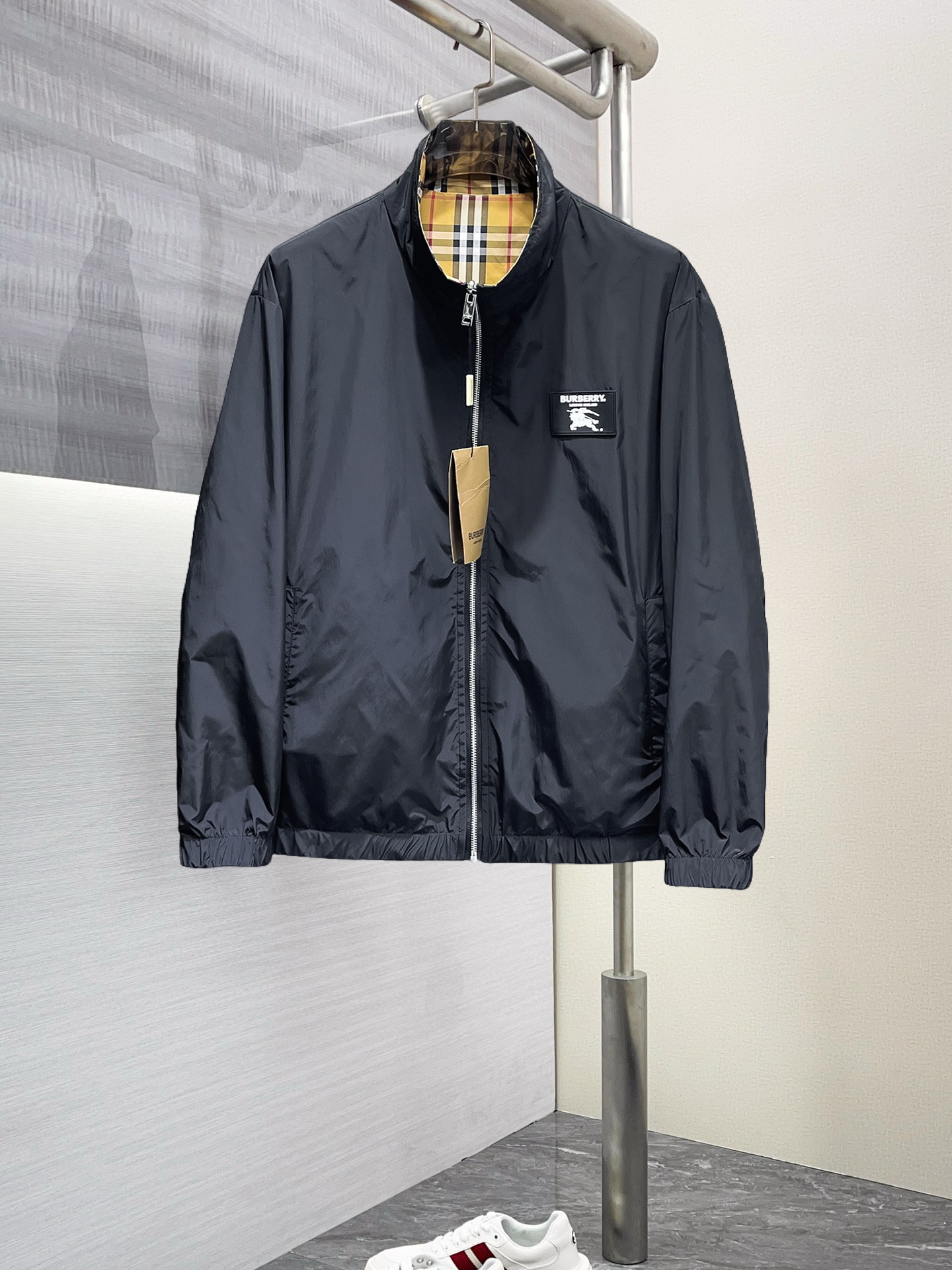 NO:568414,Burberry's 2025 new spring jacket, the new product on the show is in perfect condition, comfortable and warm, complete with three colors, full and attractive color, very outstanding design, easily upgrades the fashion sense, extremely elegant and rigorous workmanship, neat and meticulous wiring!  A masterpiece from a famous designer!  The upper body does not look bloated and is super handsome!  Available size M ~ XXXL,,burberry,jackets & coats,jackets & coats,alexander wang19860909巴宝莉 2025开春新款夹克外套,秀场新品品相非常完美,舒适保暖,三标齐全色泽饱满诱人,非常出彩的设计,轻松将时髦感进阶,做工极为考究严谨,走线工整细致！大牌设计师巨作！上身不显臃肿、超级帅气！现货码数M ～ XXXL,,burberry,jackets & coats,jackets & coats,alexander wang,Men's clothing