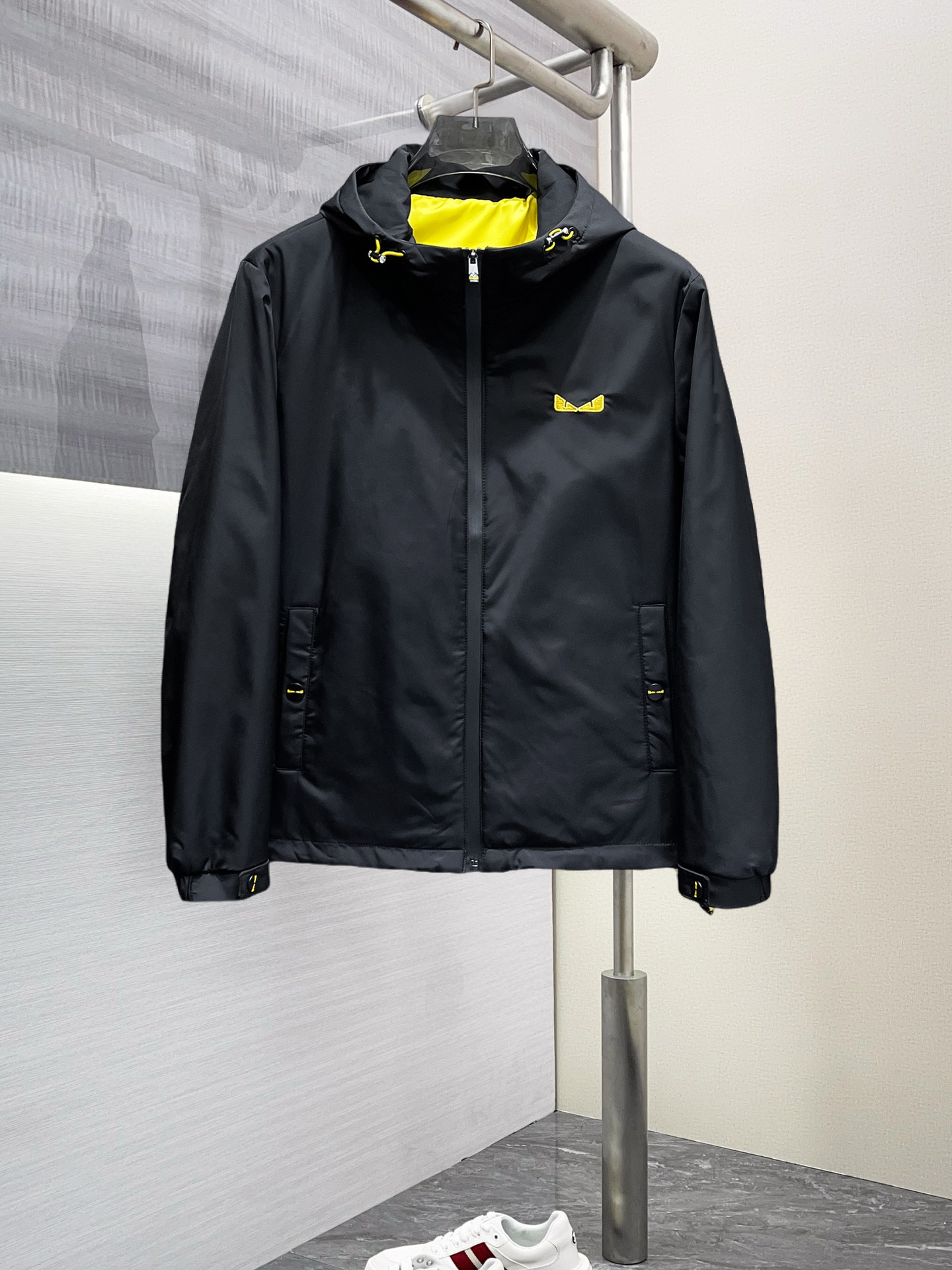 NO:568360,Fendi's 2025 spring new jacket, the new product on the show is in perfect condition, comfortable and warm, complete with three colors, full of attractive colors, very outstanding design, easily enhances the sense of fashion, the workmanship is extremely sophisticated and rigorous, and the wiring is neat and meticulous!  A masterpiece from a famous designer!  The upper body does not look bloated and is super handsome!  Available sizes M ~ XXXL,,fendi,jackets & coats,jackets & coats,alexander wang19860909芬迪 2025开春新款夹克外套,秀场新品品相非常完美,舒适保暖,三标齐全色泽饱满诱人,非常出彩的设计,轻松将时髦感进阶,做工极为考究严谨,走线工整细致！大牌设计师巨作！上身不显臃肿、超级帅气！现货码数M ～ XXXL,,fendi,jackets & coats,jackets & coats,alexander wang,Men's clothing