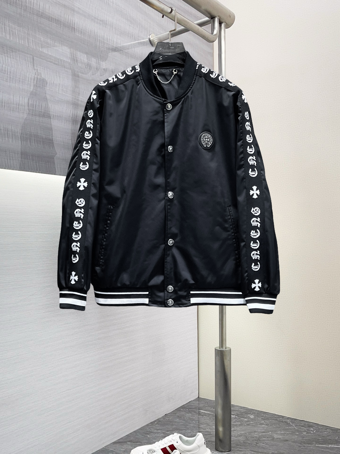 NO:568364,Croxin 2025 new spring jacket, the new product on the show is in perfect condition, comfortable and warm, complete with three labels, full and attractive color, very outstanding design, easily upgrades the sense of fashion, extremely elegant and rigorous workmanship, neat and meticulous wiring!  A masterpiece from a famous designer!  The upper body does not look bloated and is super handsome!  Available sizes M ~ XXXL,,chrome hearts,jackets & coats,jackets & coats,alexander wang19860909克罗心 2025开春新款夹克外套,秀场新品品相非常完美,舒适保暖,三标齐全色泽饱满诱人,非常出彩的设计,轻松将时髦感进阶,做工极为考究严谨,走线工整细致！大牌设计师巨作！上身不显臃肿、超级帅气！现货码数M ～ XXXL,,chrome hearts,jackets & coats,jackets & coats,alexander wang,Men's clothing